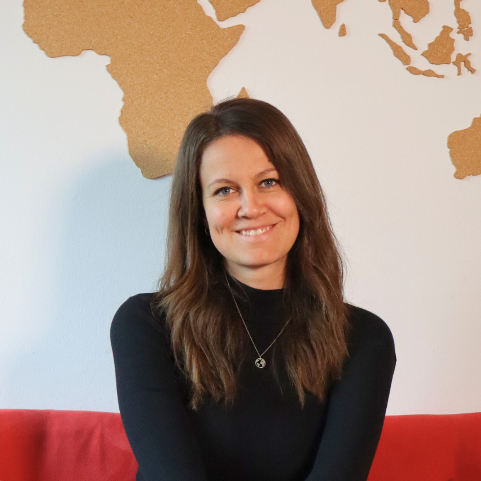 Eine Frau auf einem roten Sofa