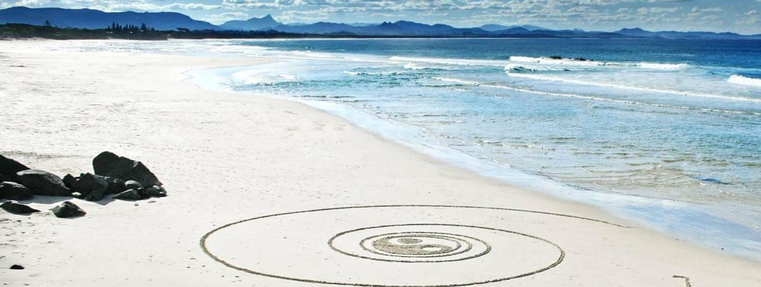 Symbole die in den Sand gemalt wurden