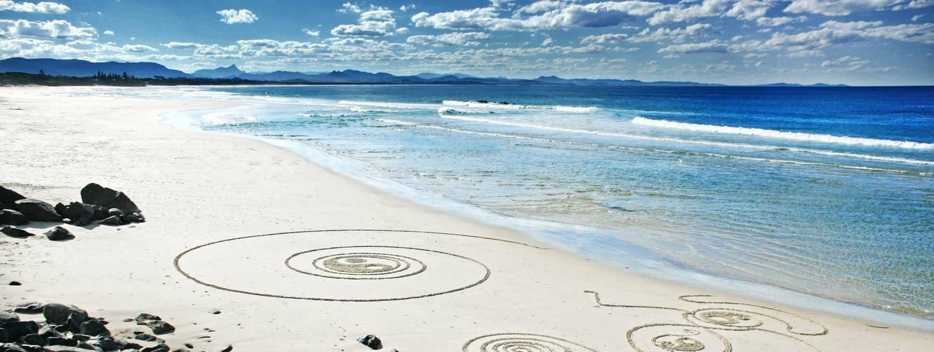 Bild von einem Strand, wo Kreise in den Sand gemalt wurden