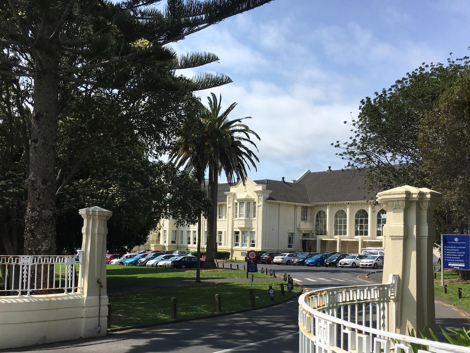 Mount Albert Grammar School Auckland Einfahrt zum Schulgebäude mit Parkplatz