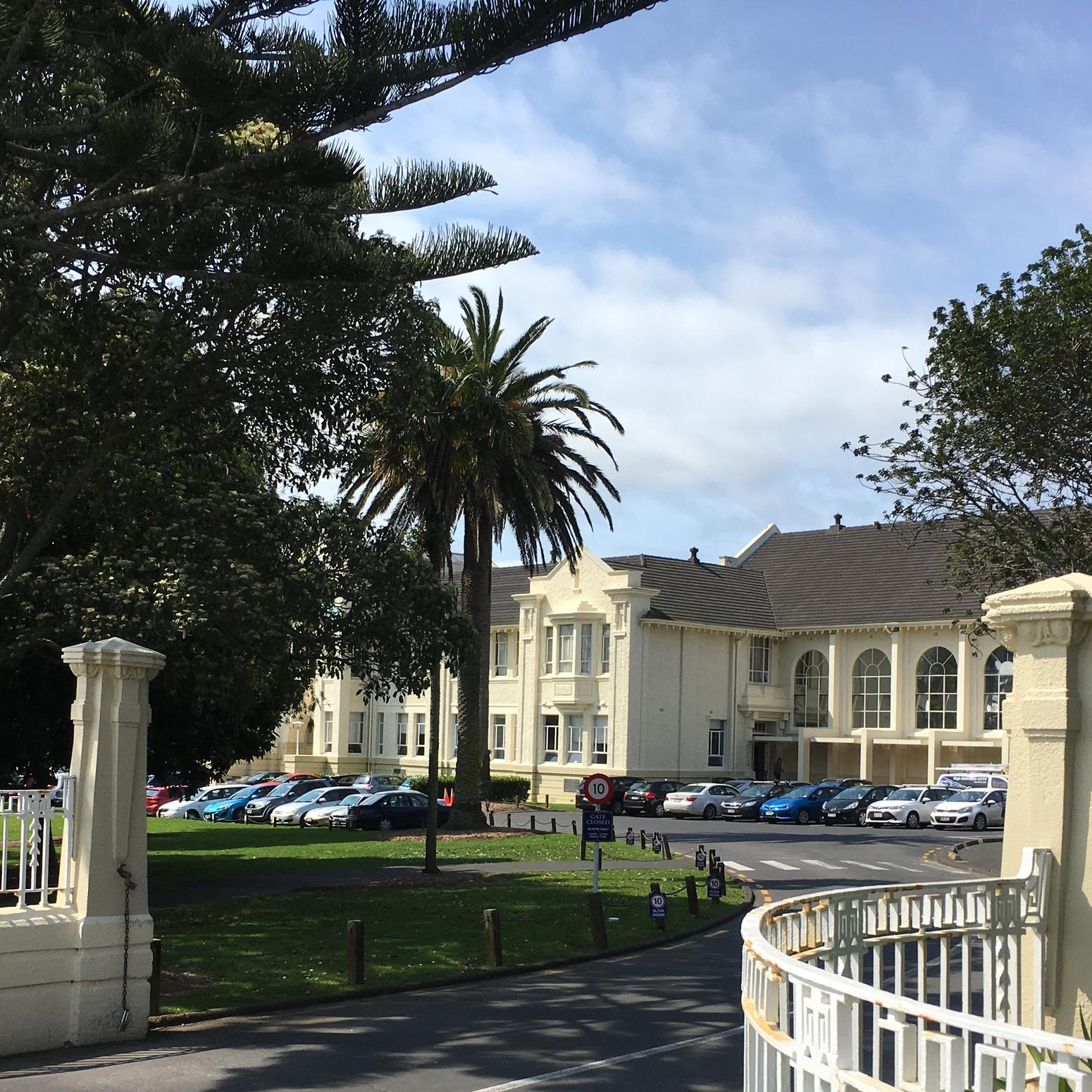 Mount Albert Grammar School Auckland Einfahrt zum Schulgebäude mit Parkplatz