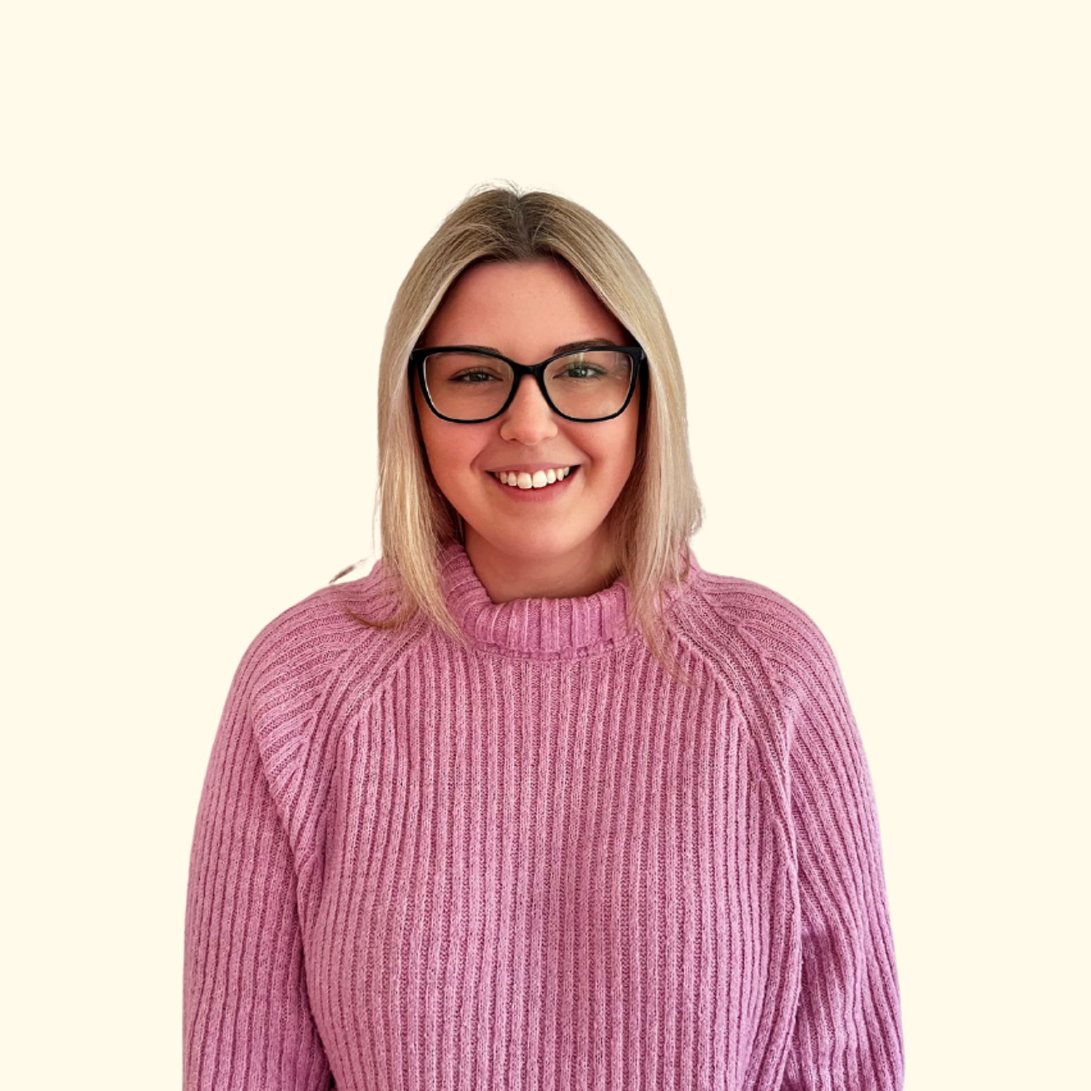 Eine Frau auf einem roten Sofa