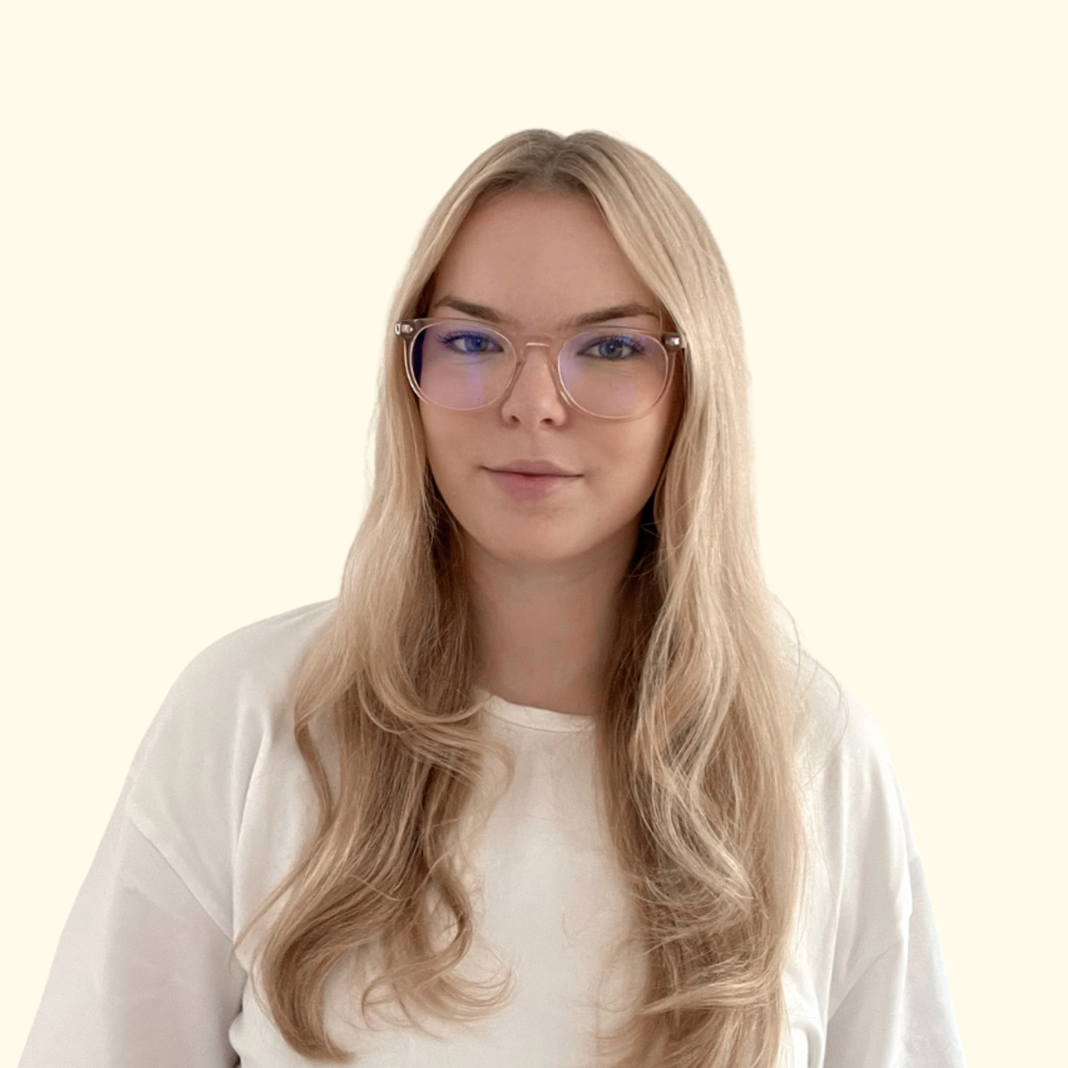 Eine Frau auf einem roten Sofa