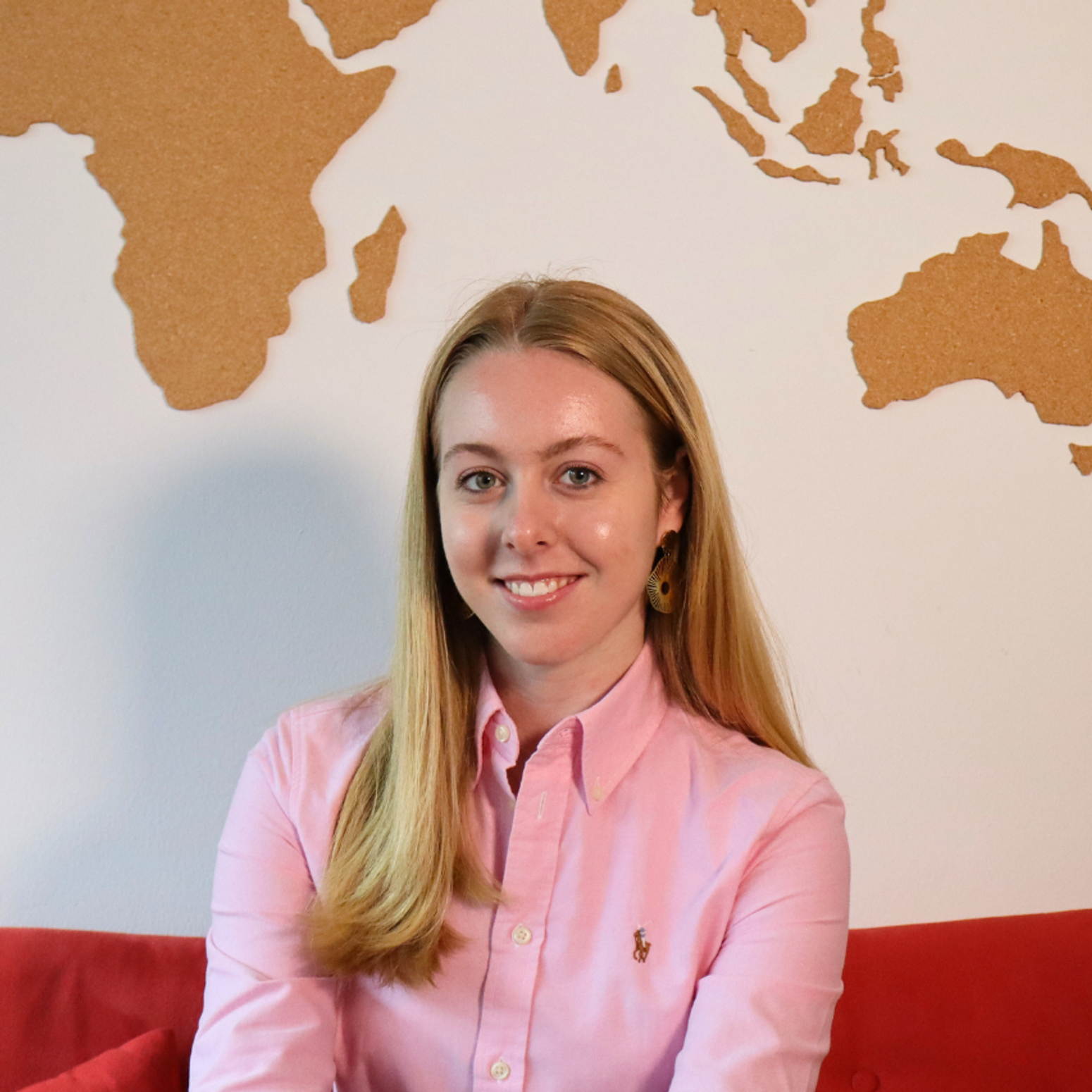 Eine Frau auf einem roten Sofa