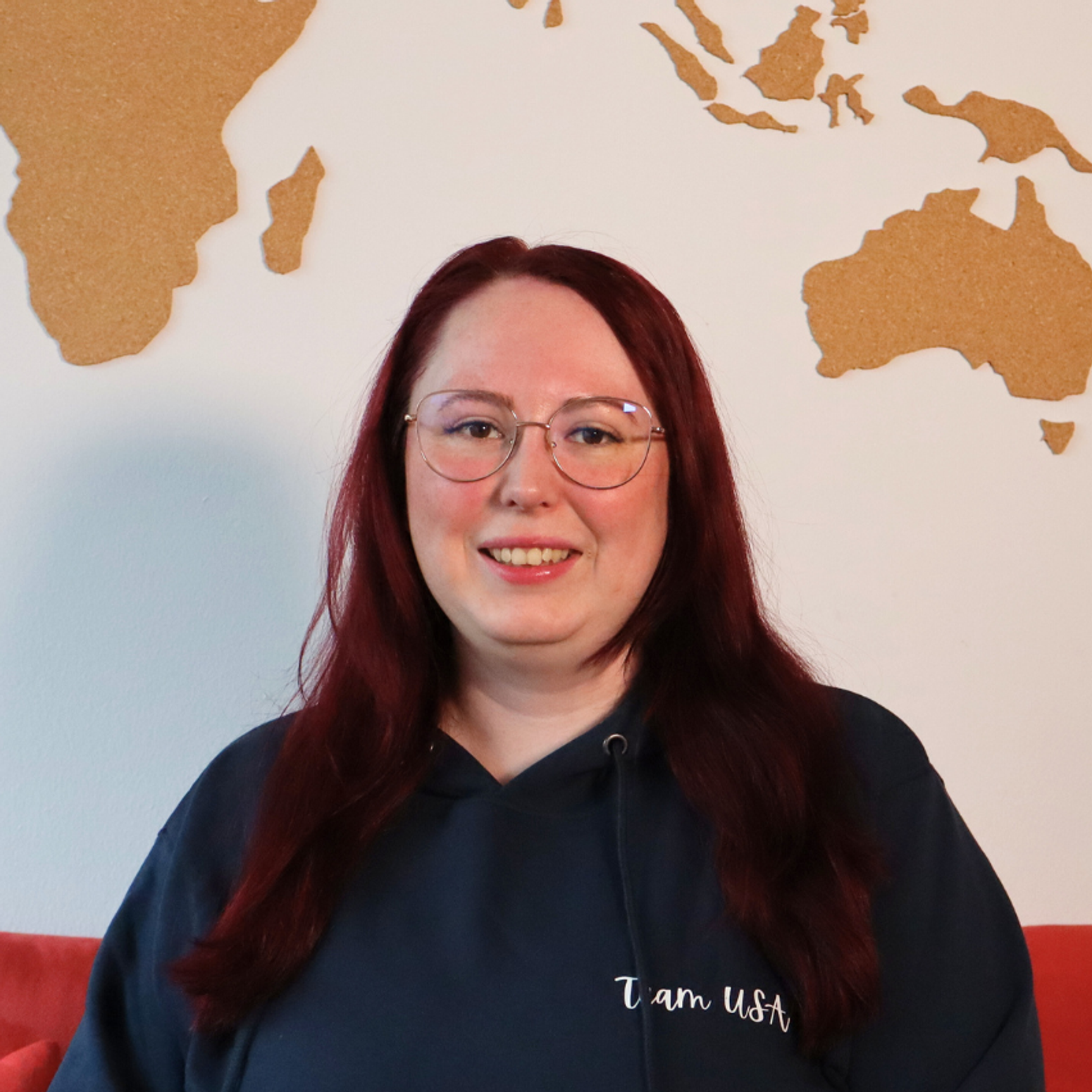 Eine Frau auf einem roten Sofa