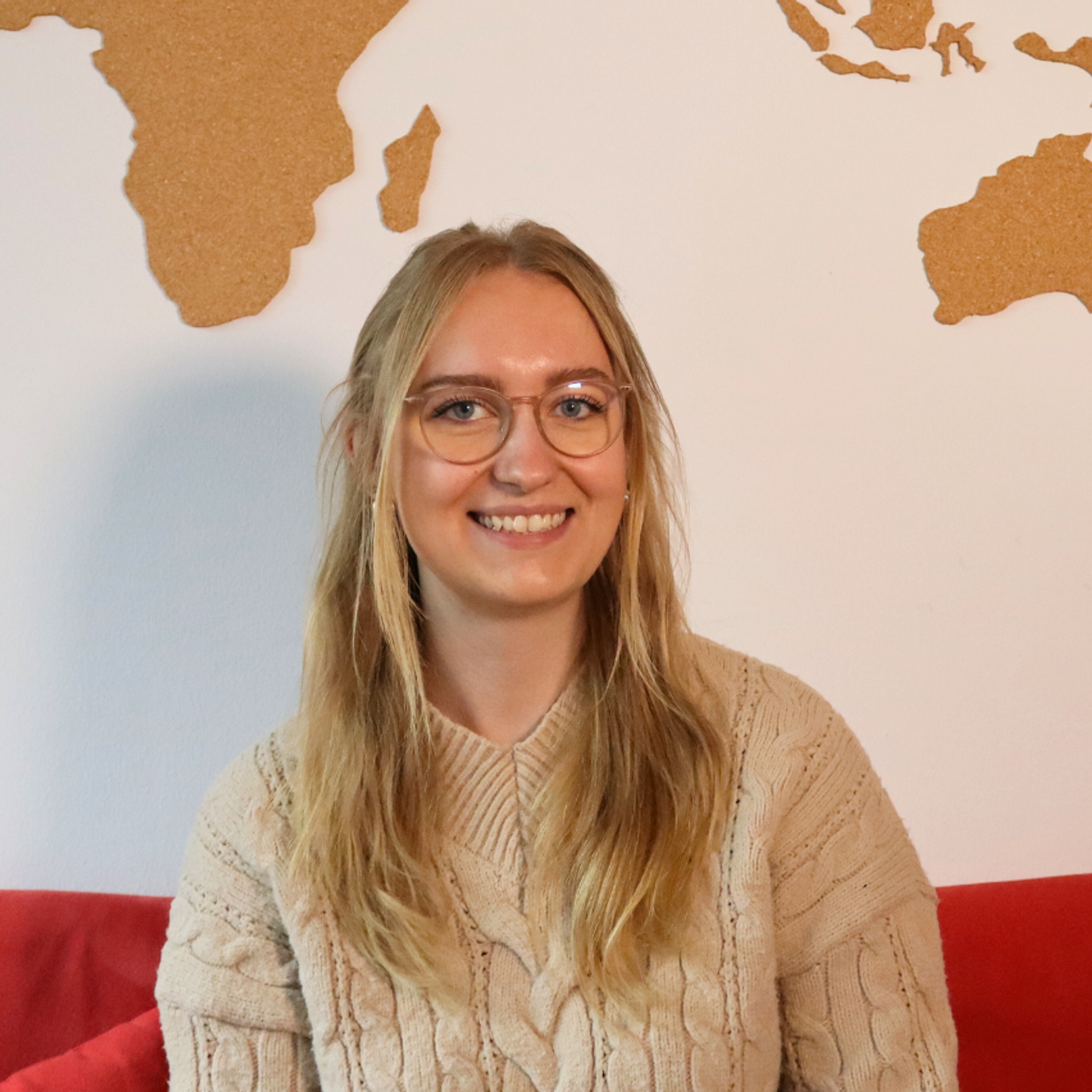 Eine Frau auf einem roten Sofa