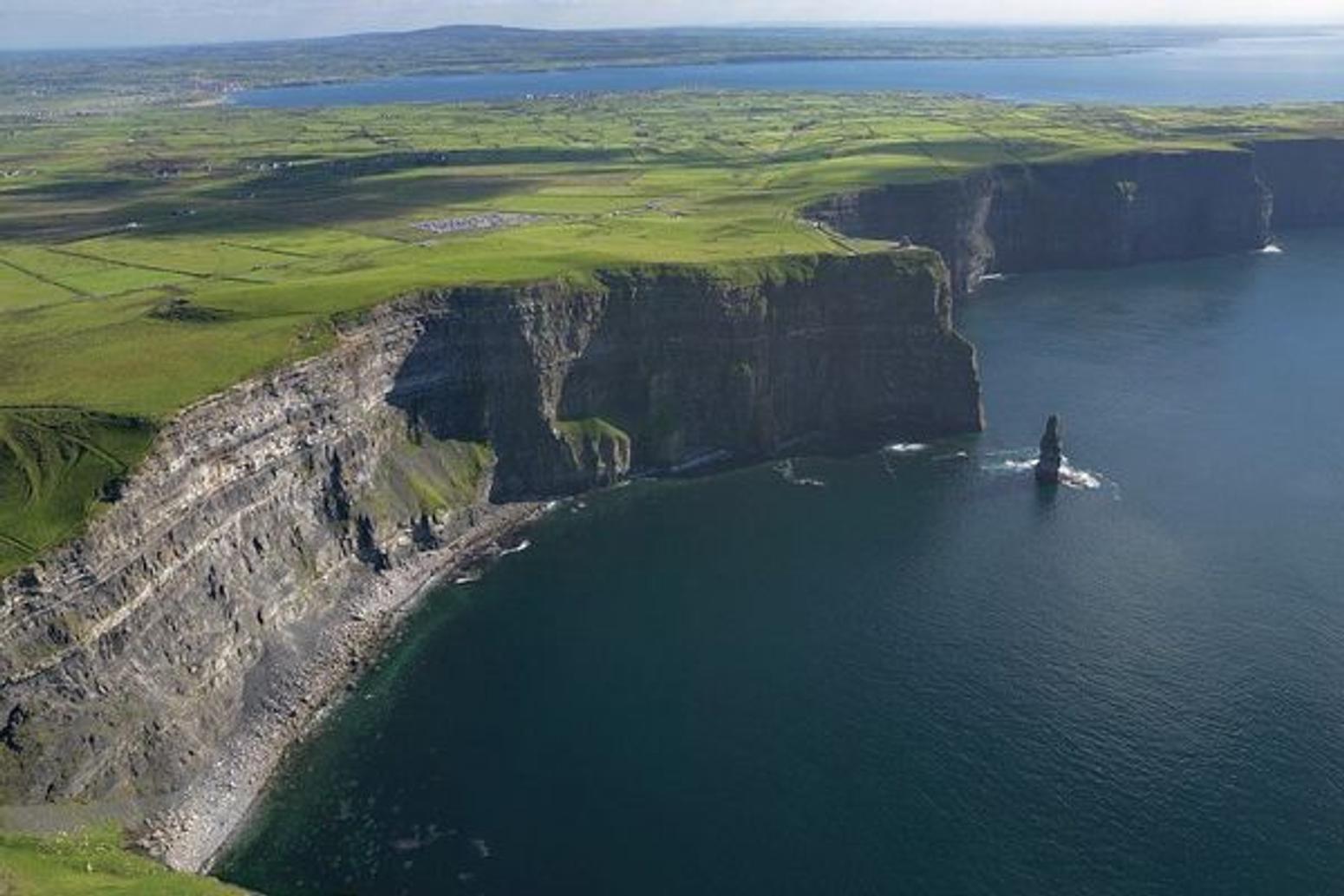 Die berühmten Cliffs of Moher an der Westküste Irlands, steil abfallende Klippen mit atemberaubendem Blick auf den Atlantik.