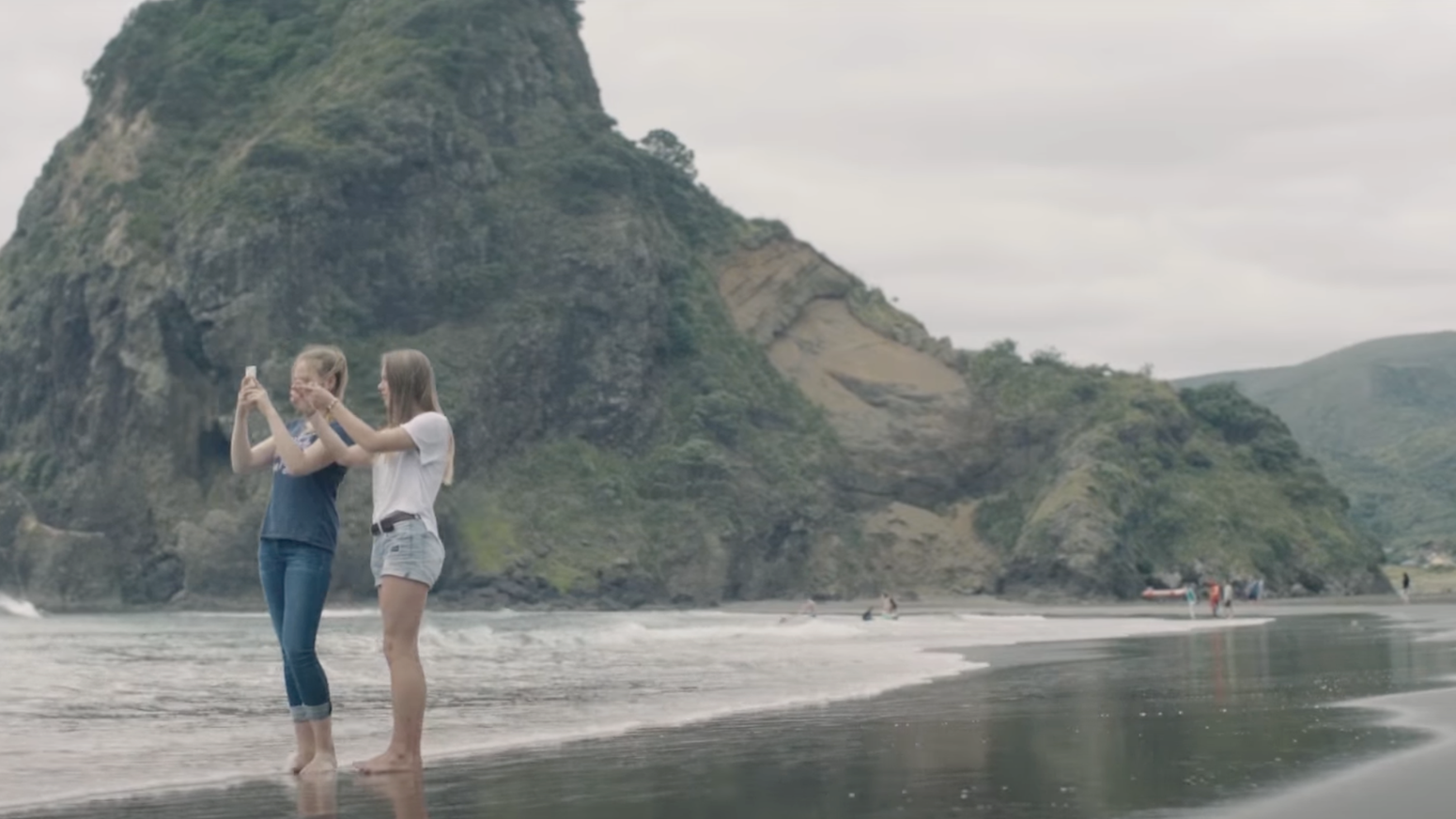 Zwei Schülerinnen am Strand