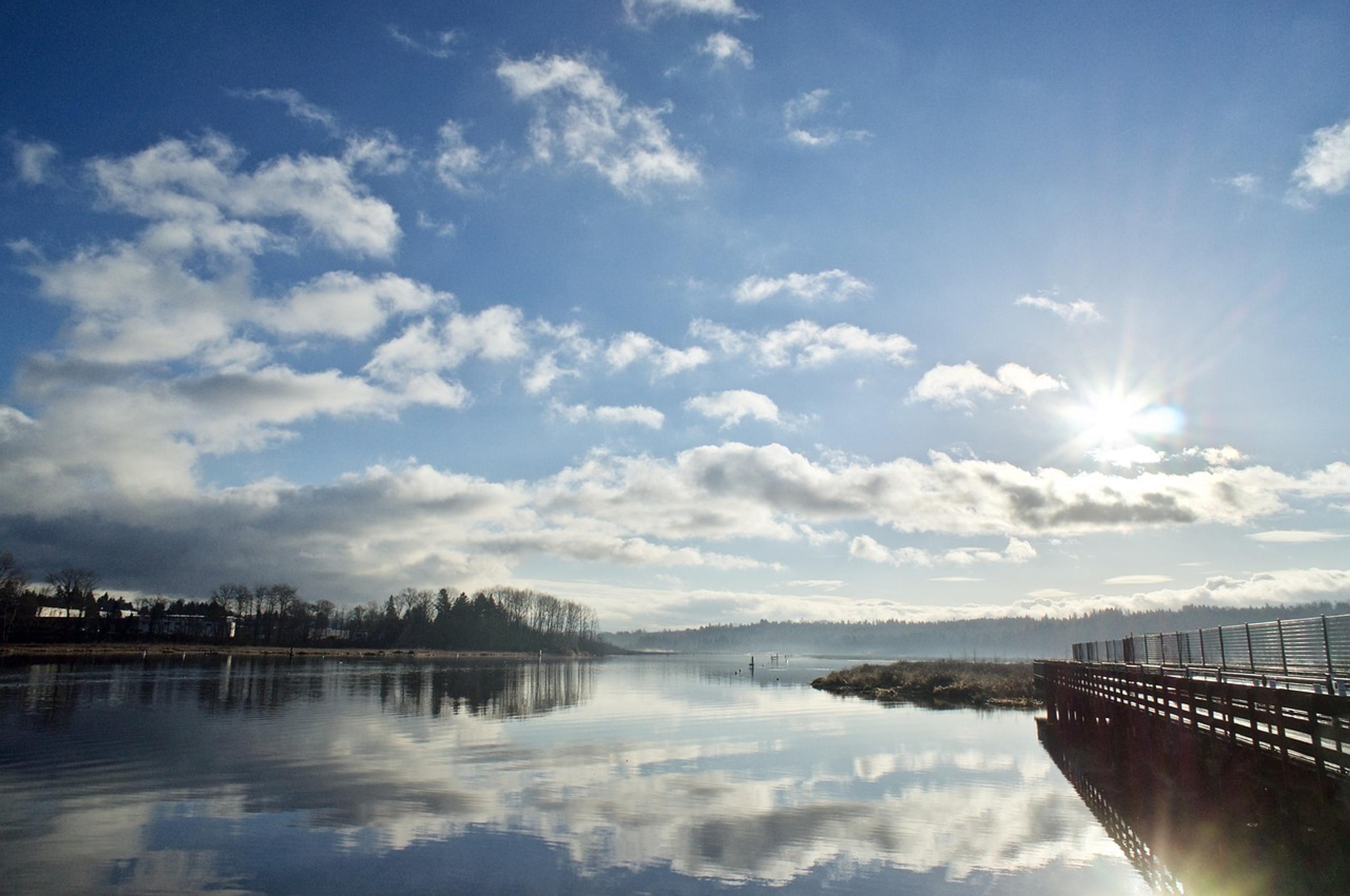 See im Sonnenlicht im Burnaby Schuldistrikt Vancouver British Columbia Kanada