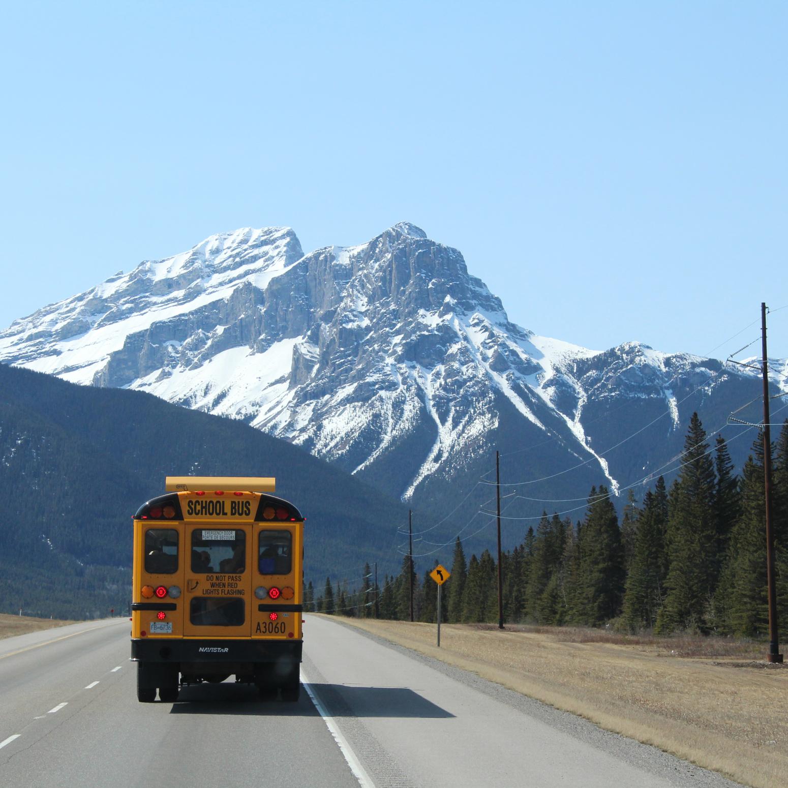 Typischer Schulbus vor Rocky Mountains Britisch Columbia Kanada