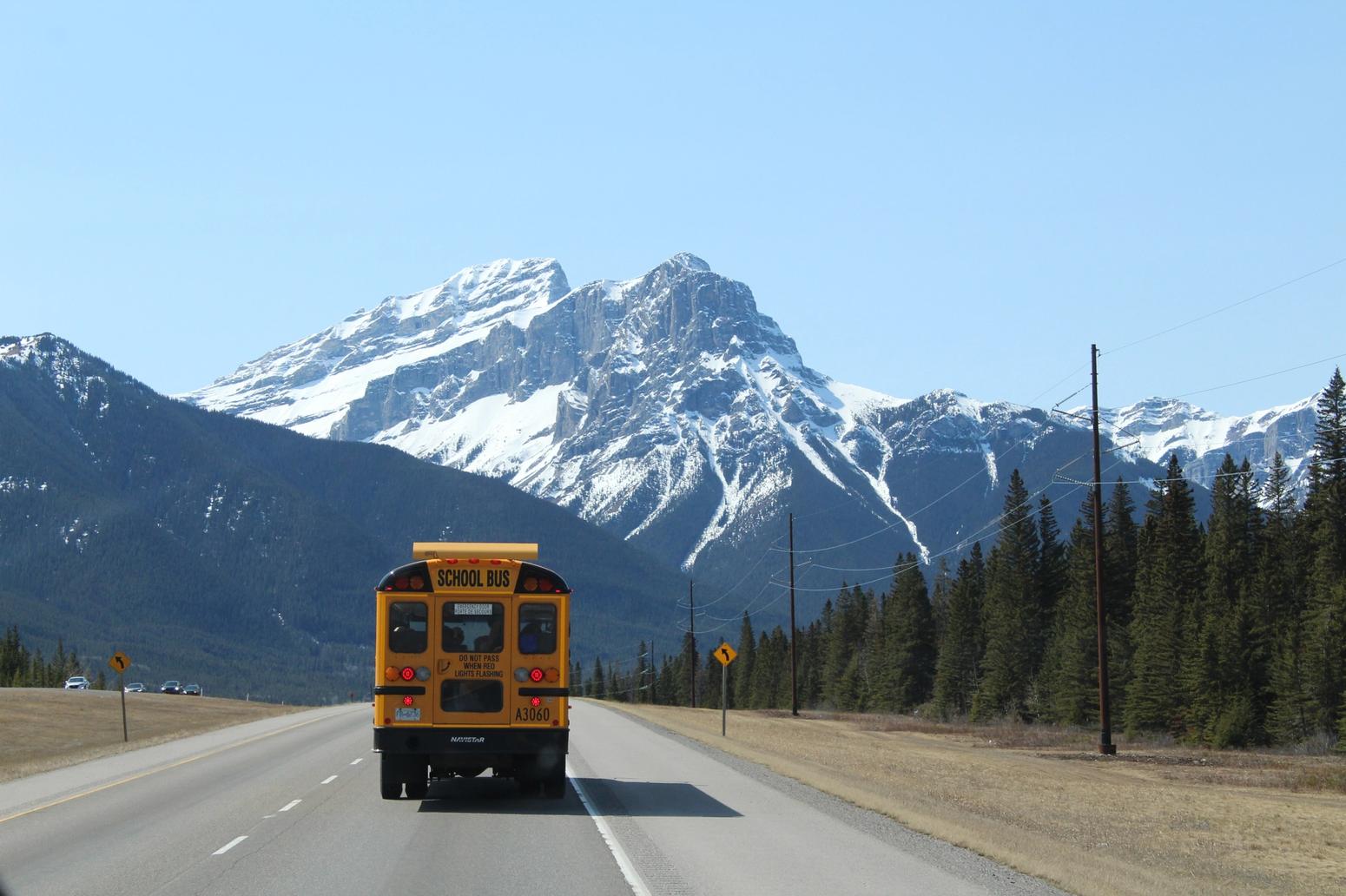 Typischer Schulbus vor Rocky Mountains Britisch Columbia Kanada