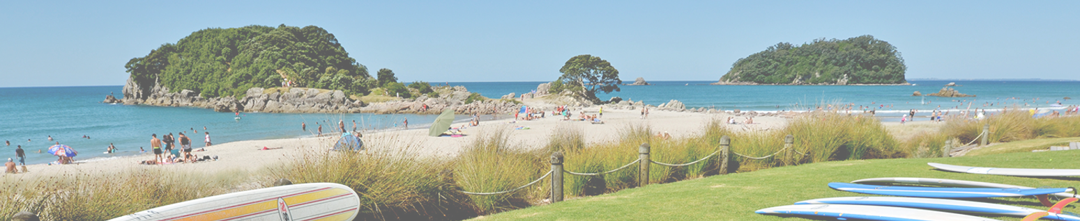 Zwei Kanufahrer in Neuseeland zwischen Bergpanorama