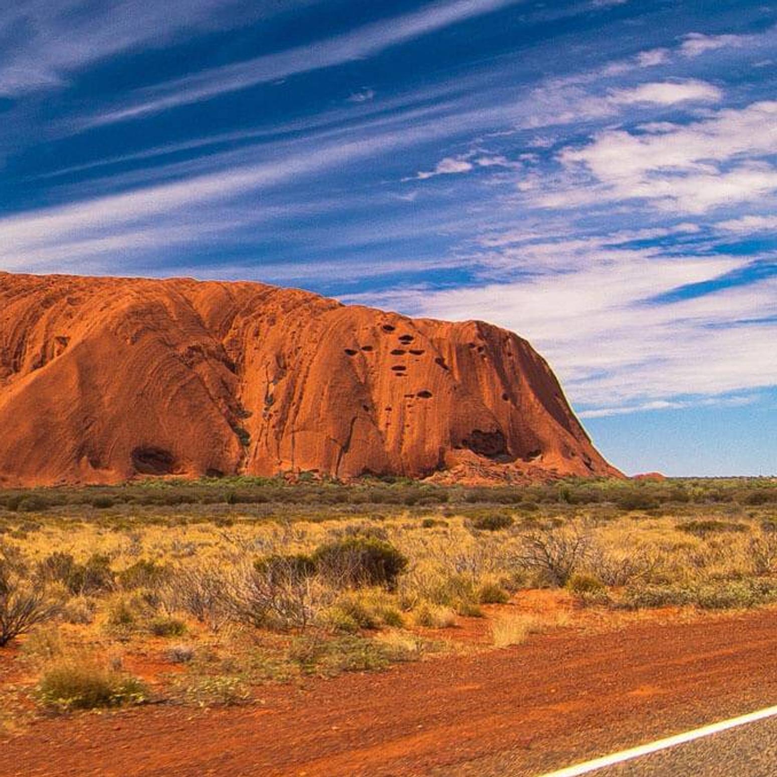 Bild zeigt einen Berg in der australischen Wüste