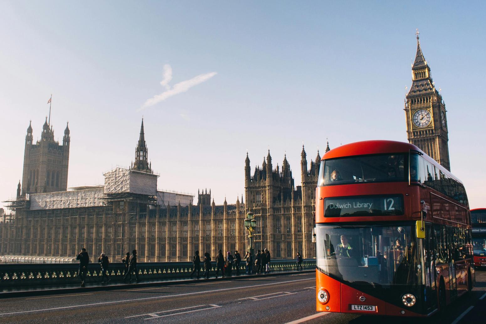 Citybus in London vor Big Ben Panorama