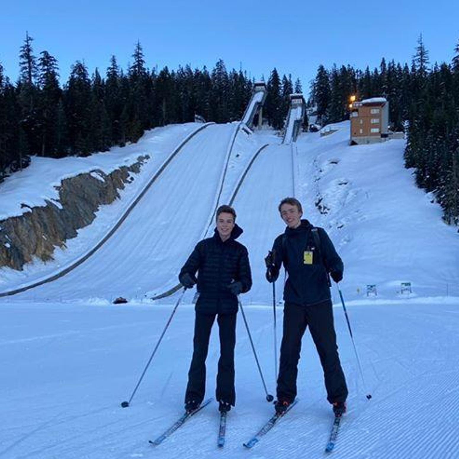 Zwei Jungen auf Skiern an der Piste im Sea to Sky Schuldistrikt Vancouver Kanada