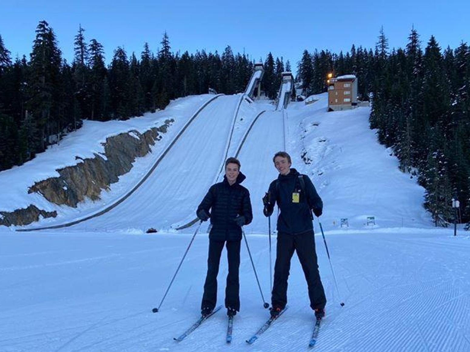 Zwei Jungen auf Skiern an der Piste im Sea to Sky Schuldistrikt Vancouver Kanada