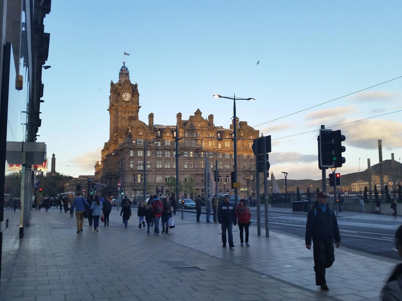 Straße und historisches Gebäude in Großbritannien