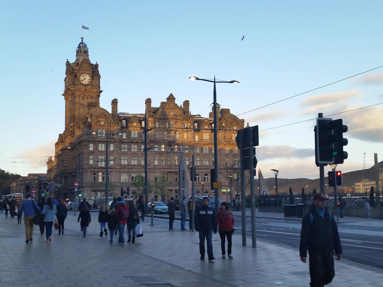 Straße und historisches Gebäude in Großbritannien