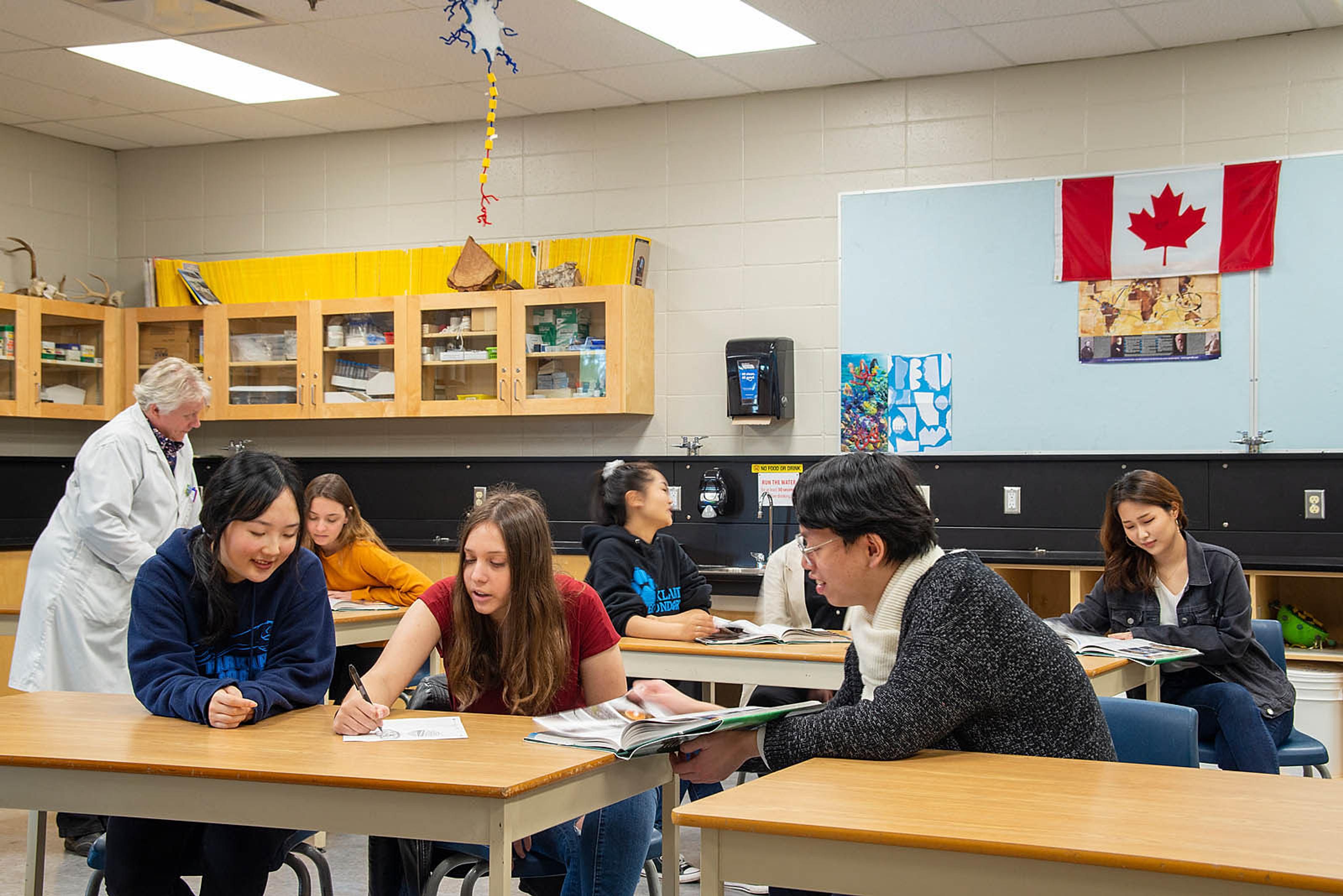 Klassenraum mit Schülern im Saanich School District British Columbia Kanada