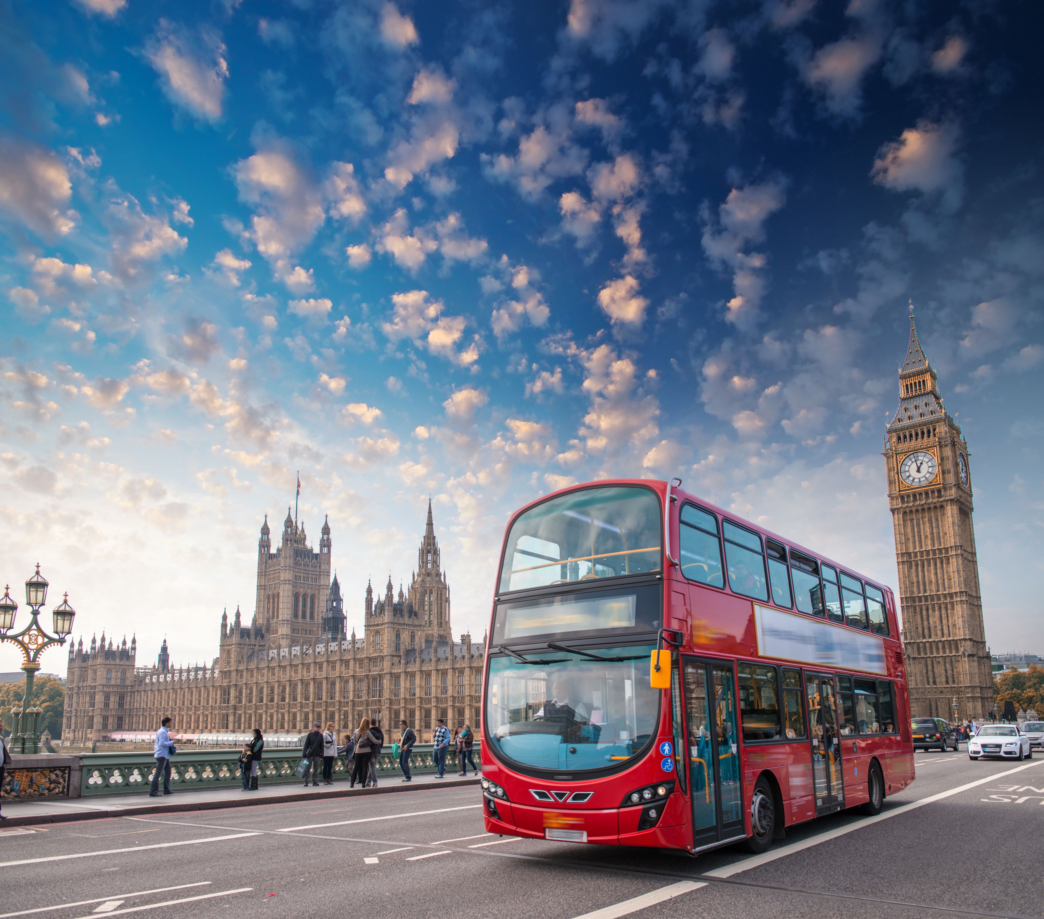 Citybus in London vor Big Ben Panorama