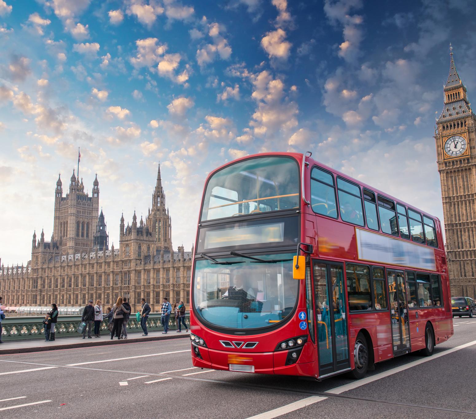 Citybus in London vor Big Ben Panorama
