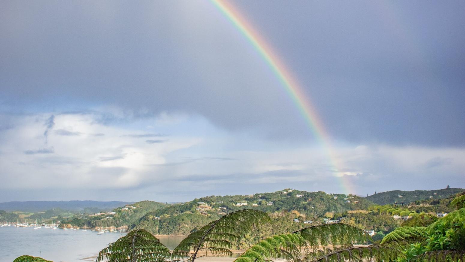 Regenbogen über dem Strand