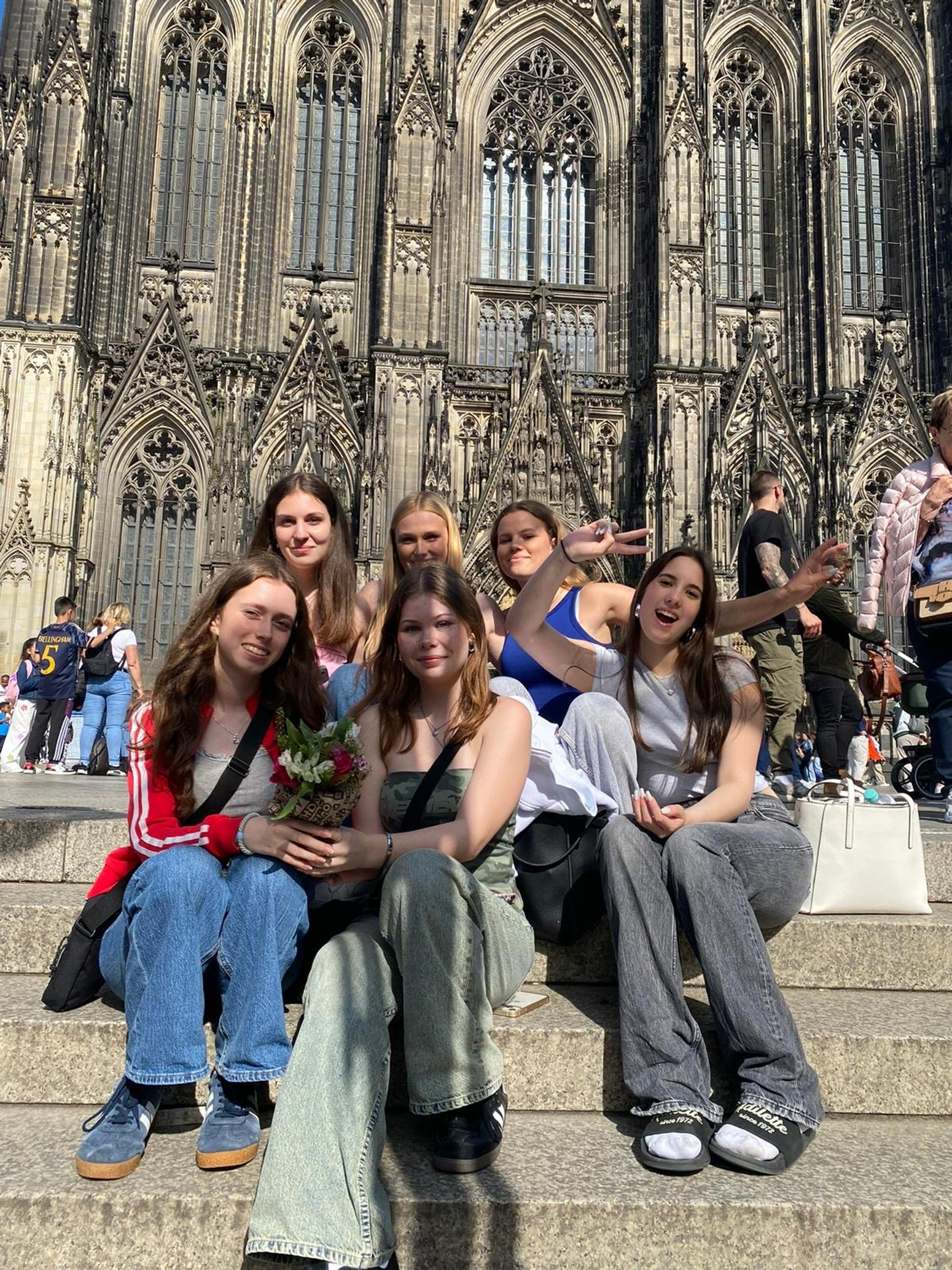 jugendliche vor dem kölner dom