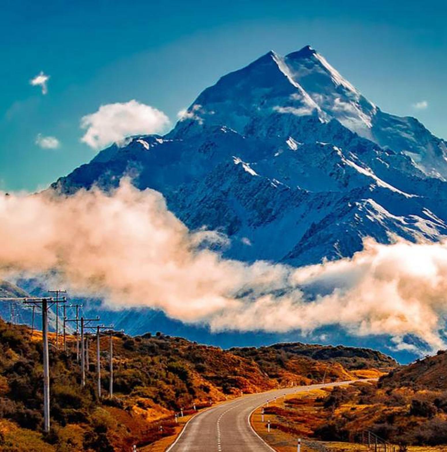 Bild von einer Straße mit einem sehr großen Bild im Hintergrund