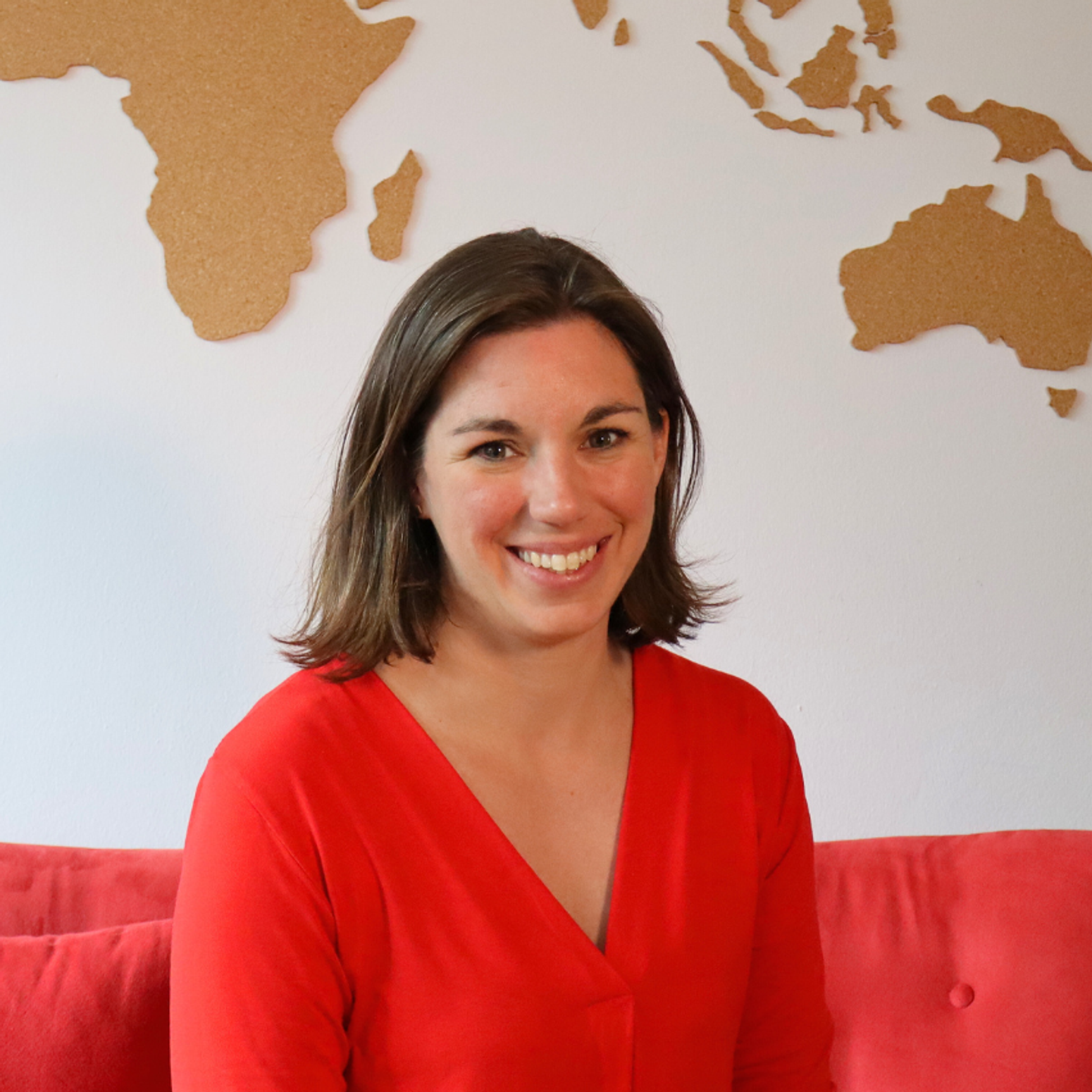 Eine Frau auf einem roten Sofa