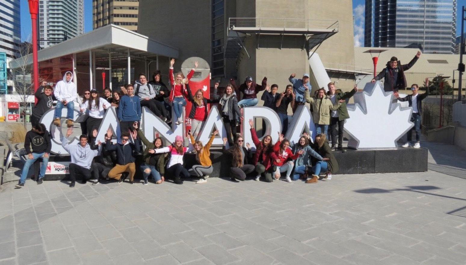 Gruppe Jugendlicher vor Canada Sign
