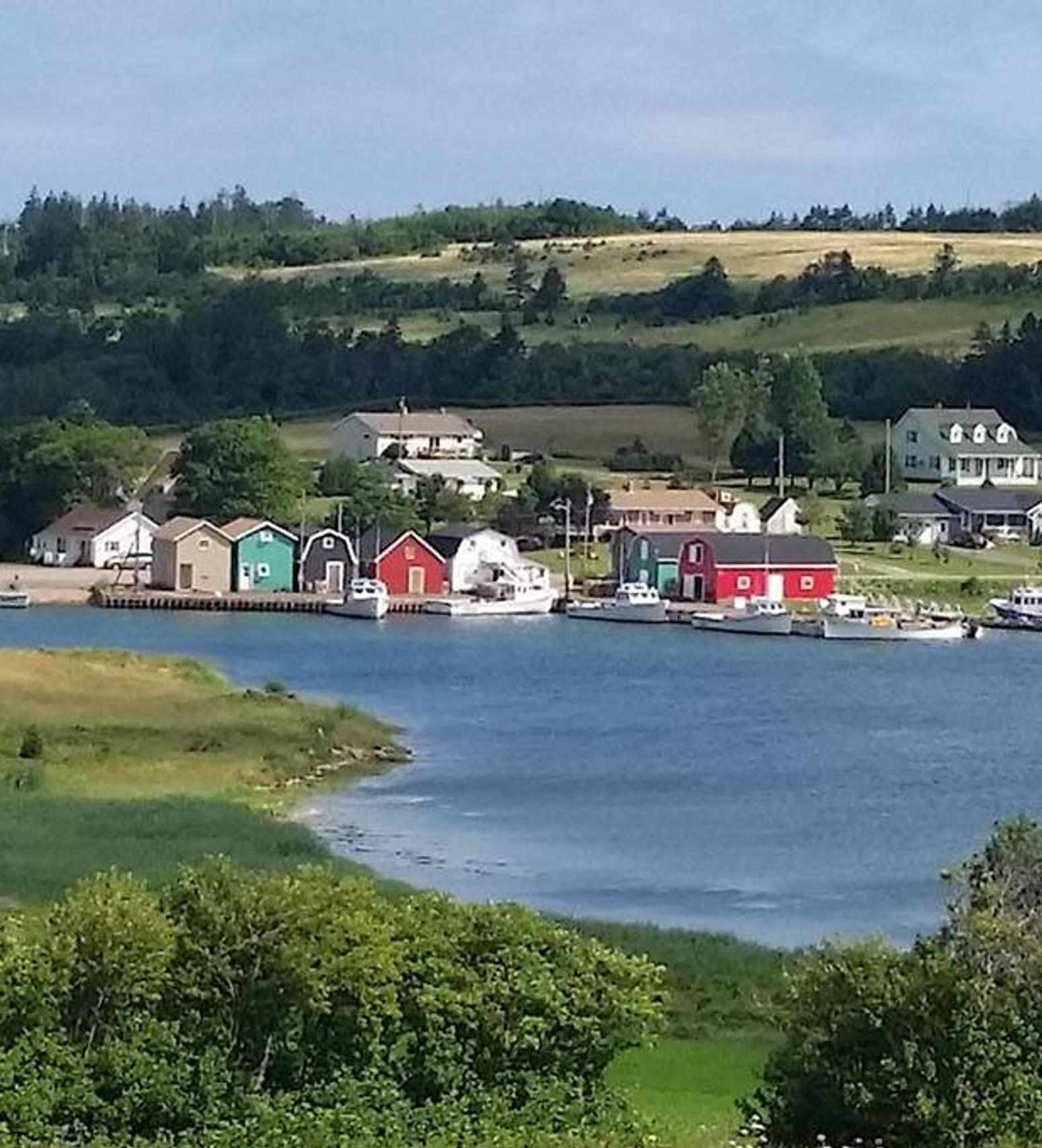 Bild von einem Dorf mit kleinem Hafen