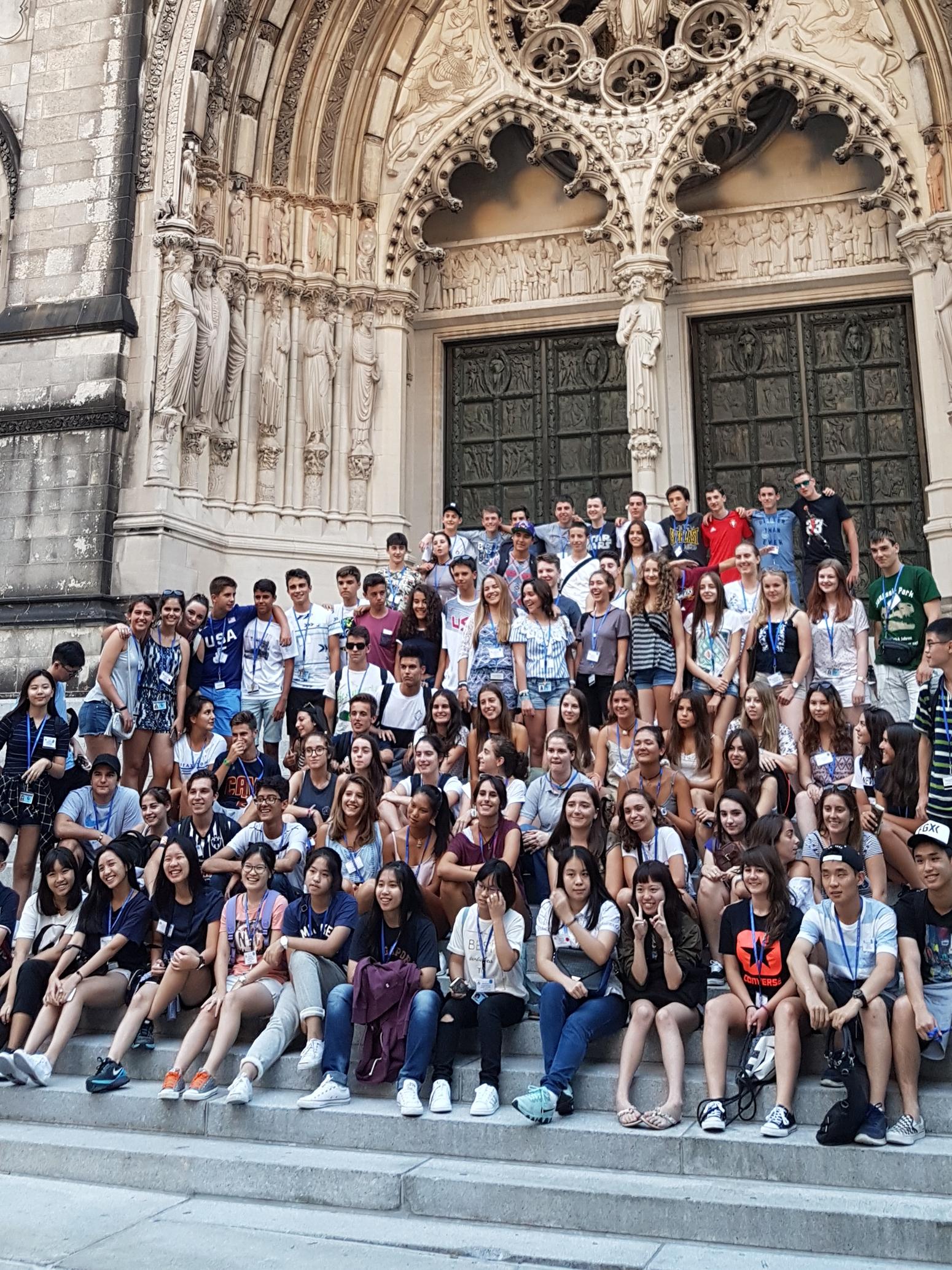 St. John's the Baptist Diocesan High School Schülergruppe vor Kirche