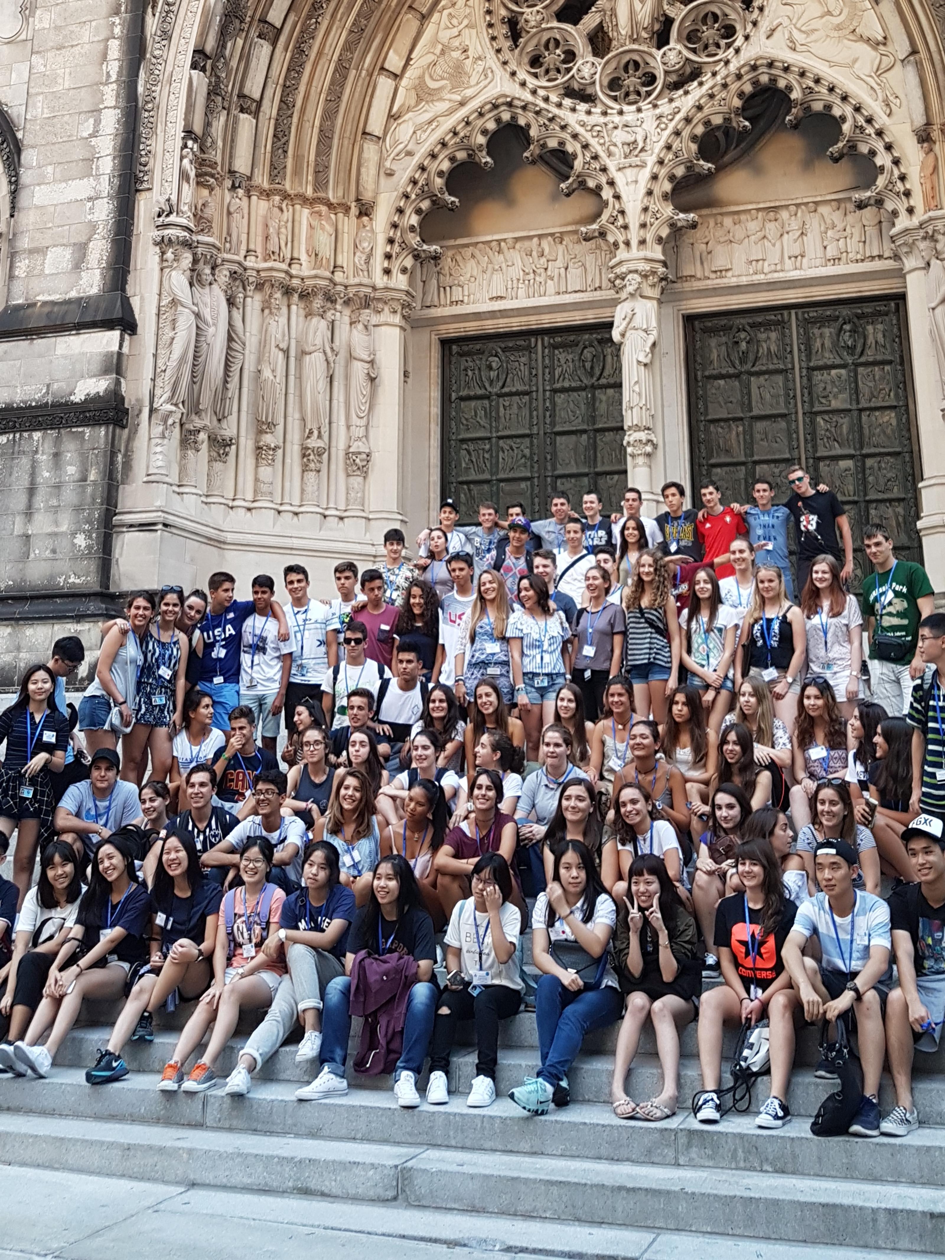 St. John's the Baptist Diocesan High School Schülergruppe vor Kirche
