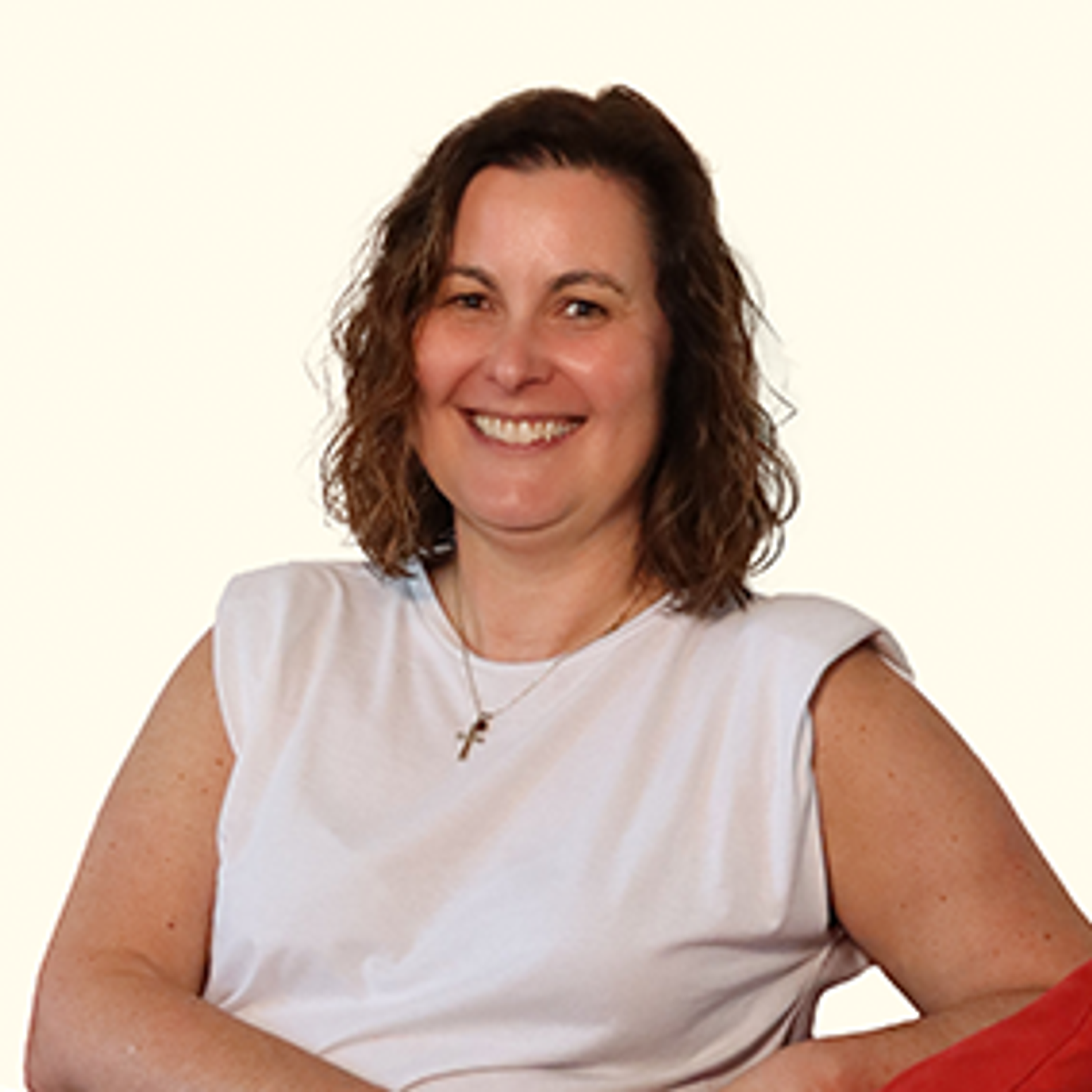 Eine Frau auf einem roten Sofa