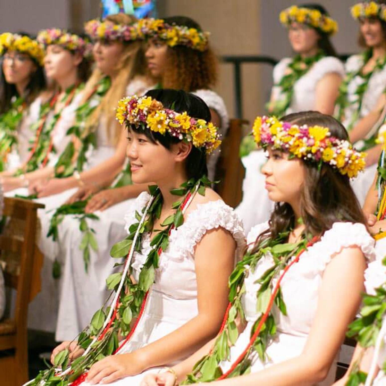 Frauen mit Blumenkränzen auf dem Kopf