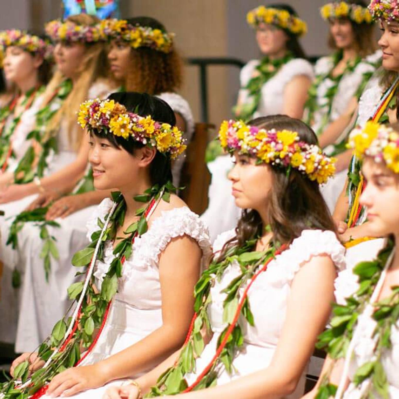 Gruppe von jungen Frauen die traditionellen hawaiischen Blumenschmuck tragen