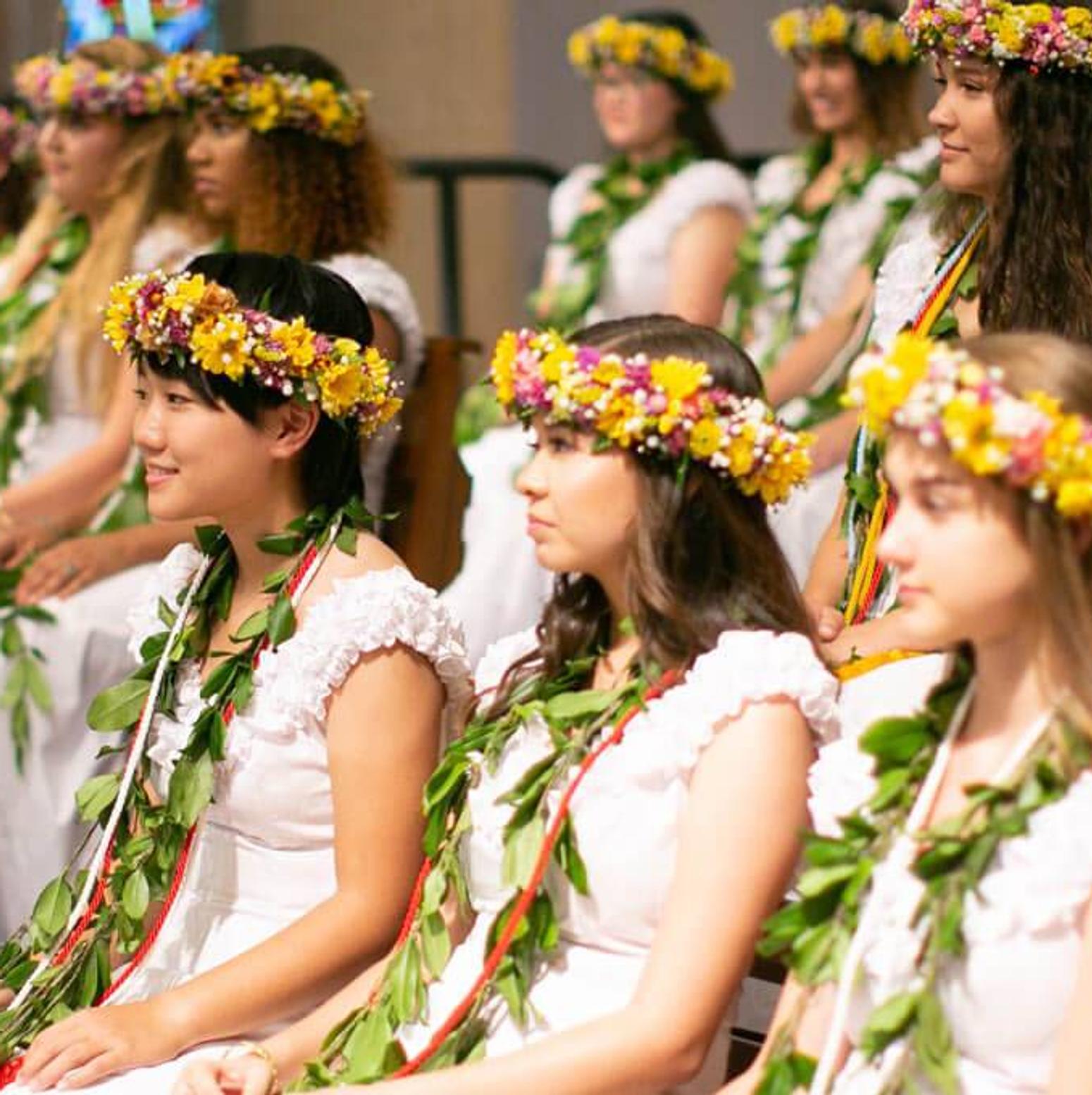 Das bild zeigt Frauen die hawaiianischen Schmuck tragen 