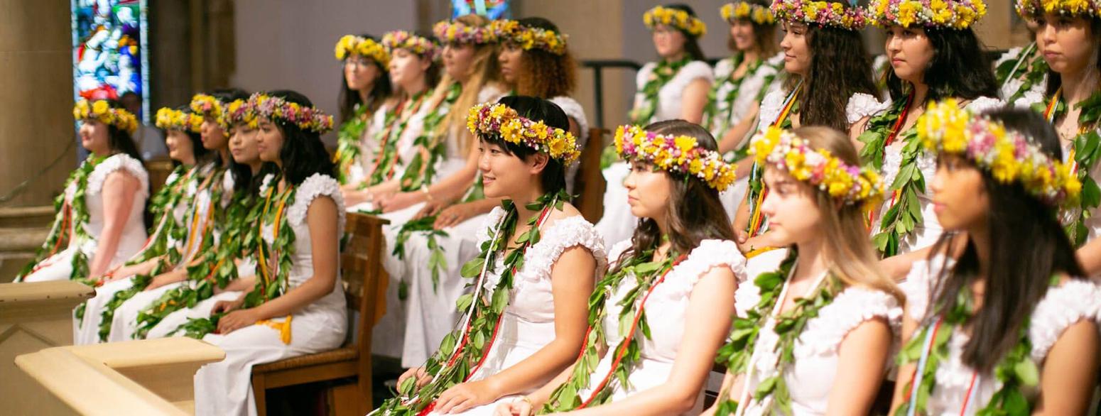 Frauen mit Blumenkränzen auf dem Kopf