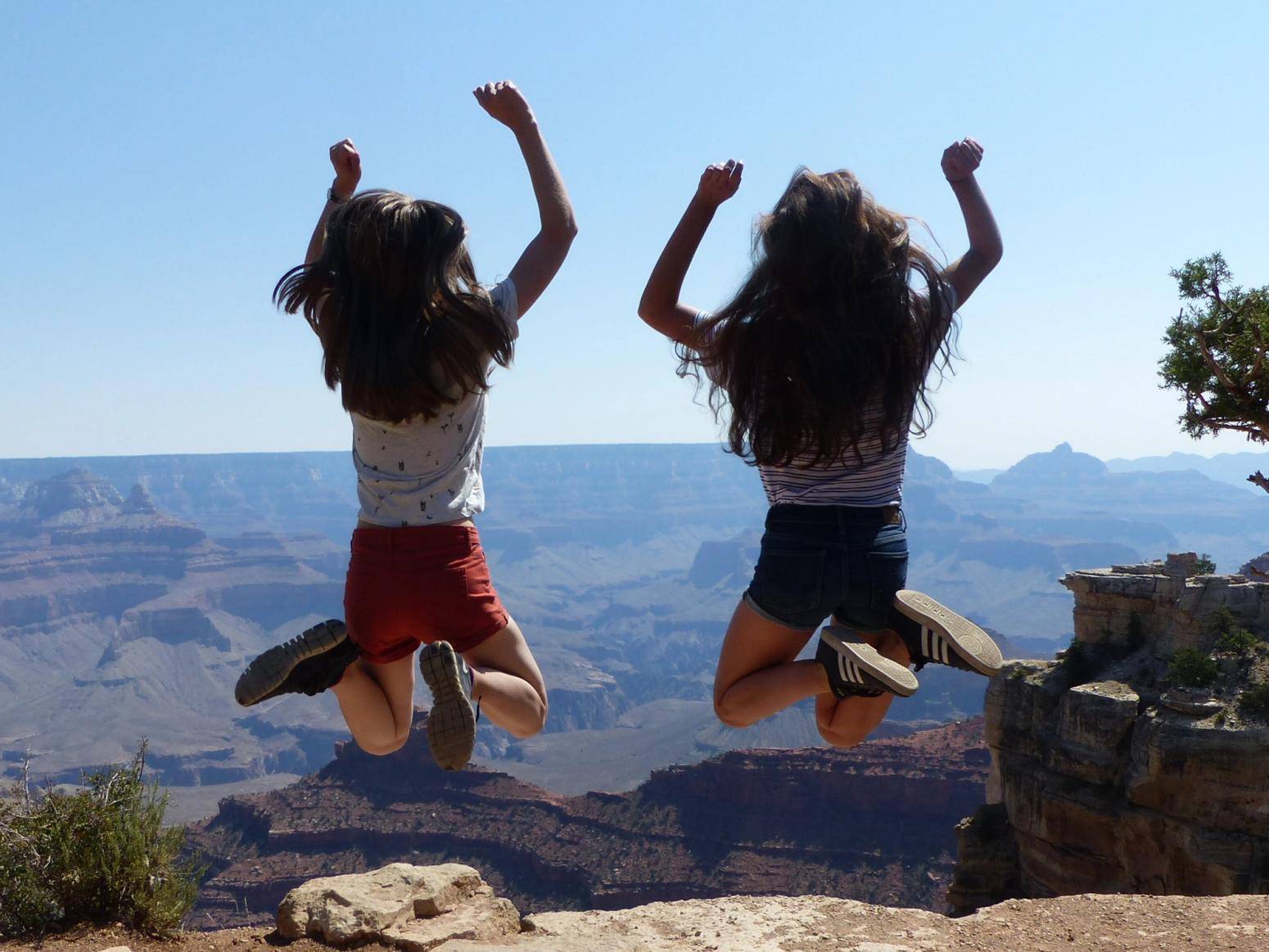 zwei Mädchen am Grand Canyon