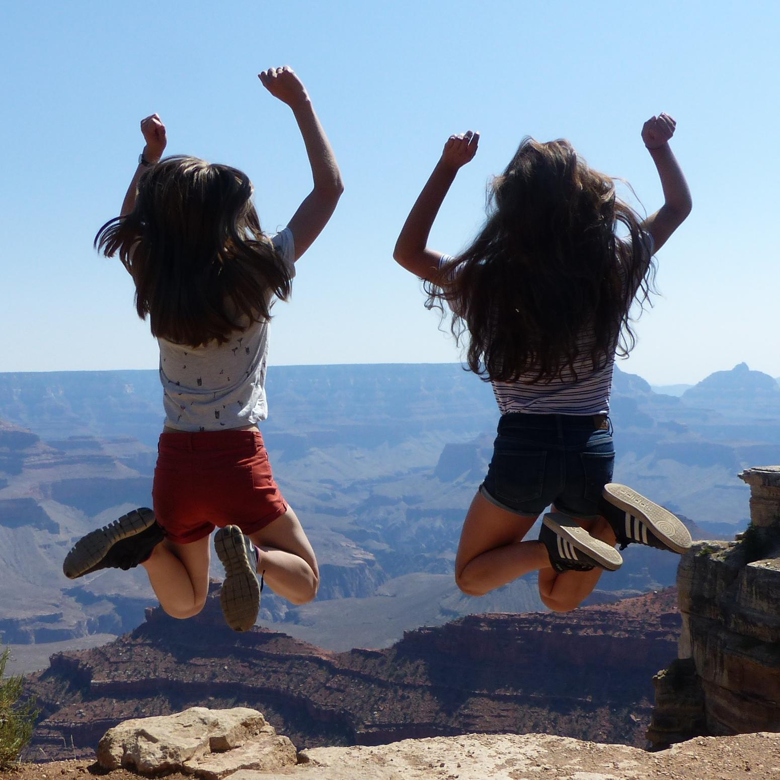 zwei Mädchen am Grand Canyon