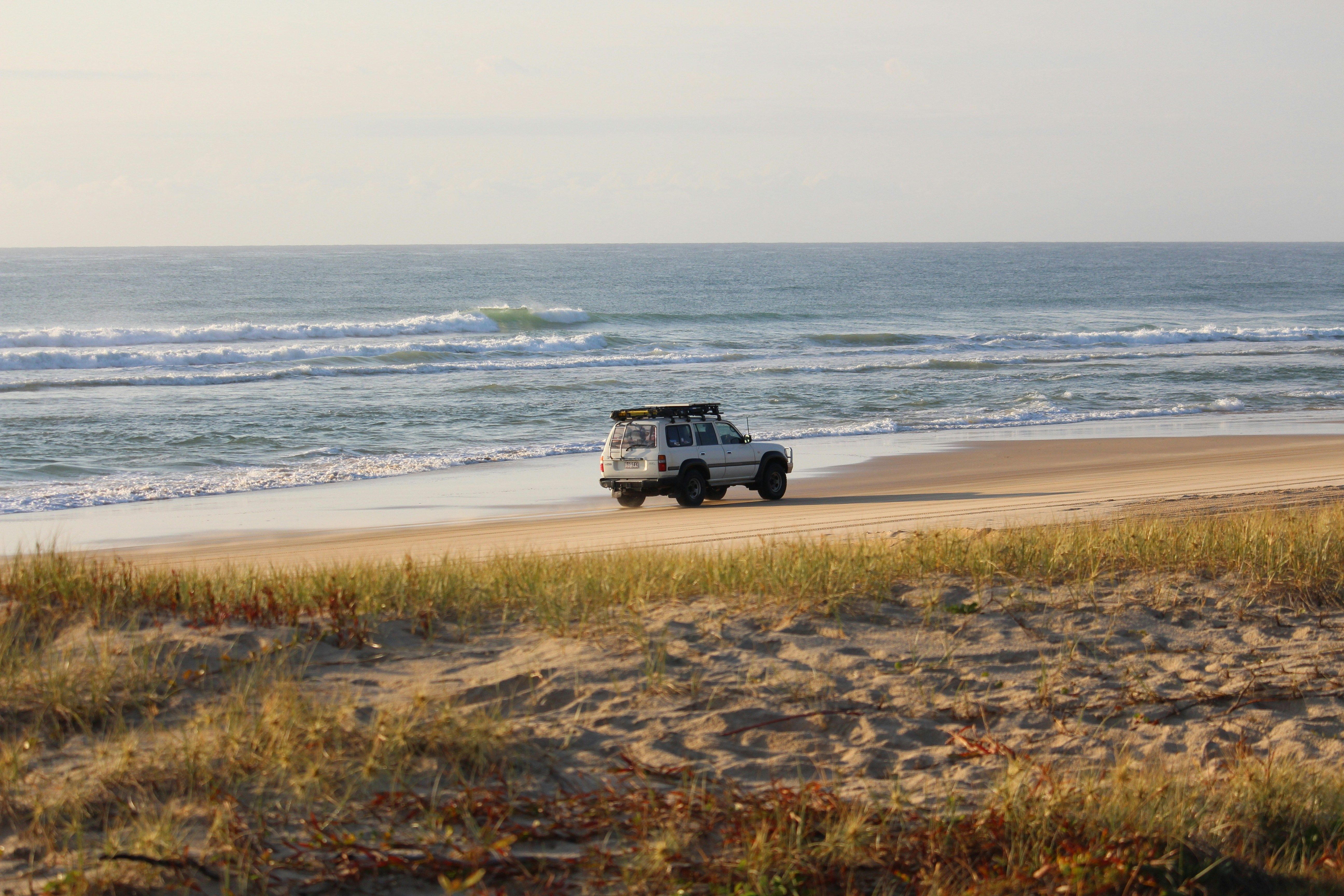 Ein Auto an einem breiten Strand
