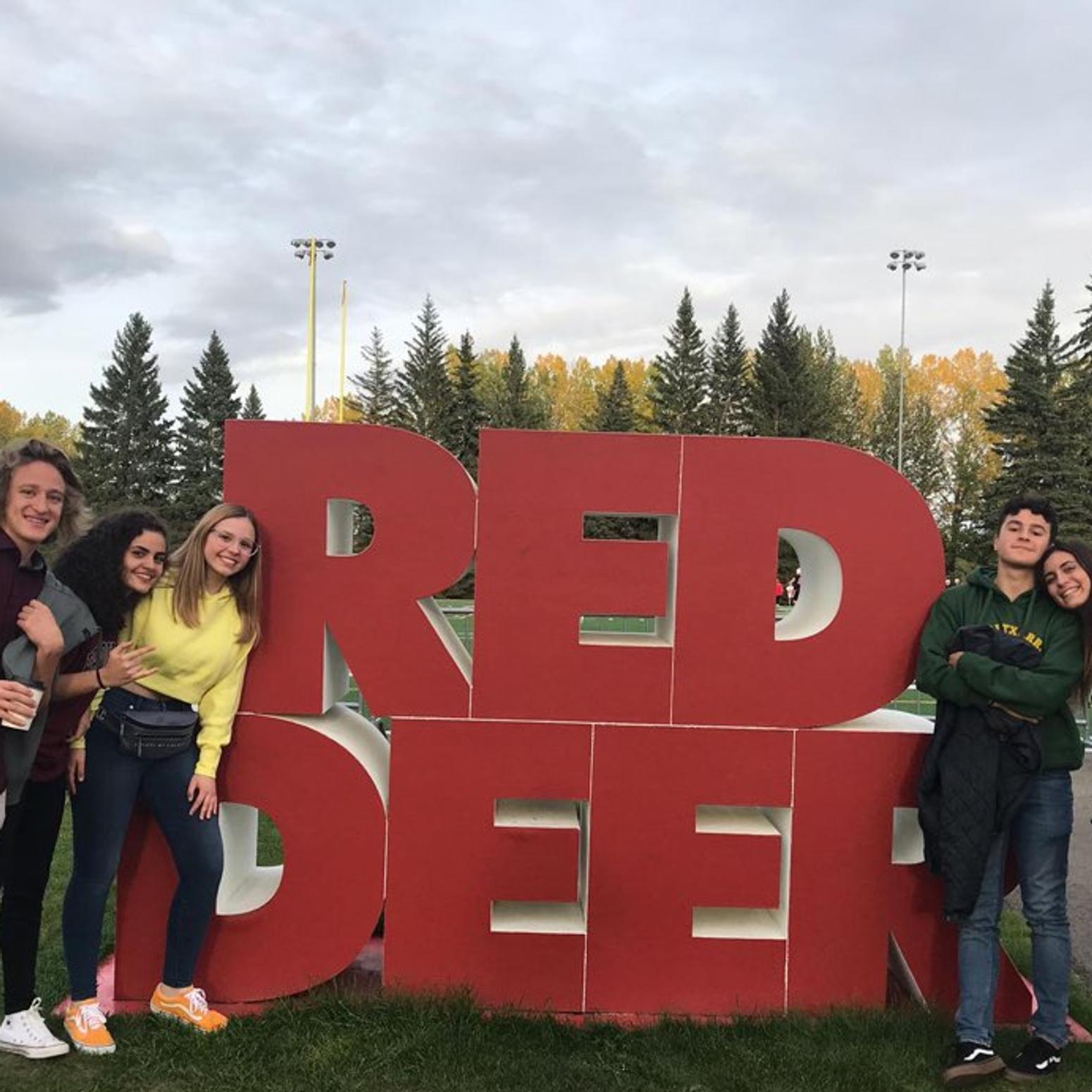 Schüler Schülerinnen vor Red Deer Schild Alberta Kanada