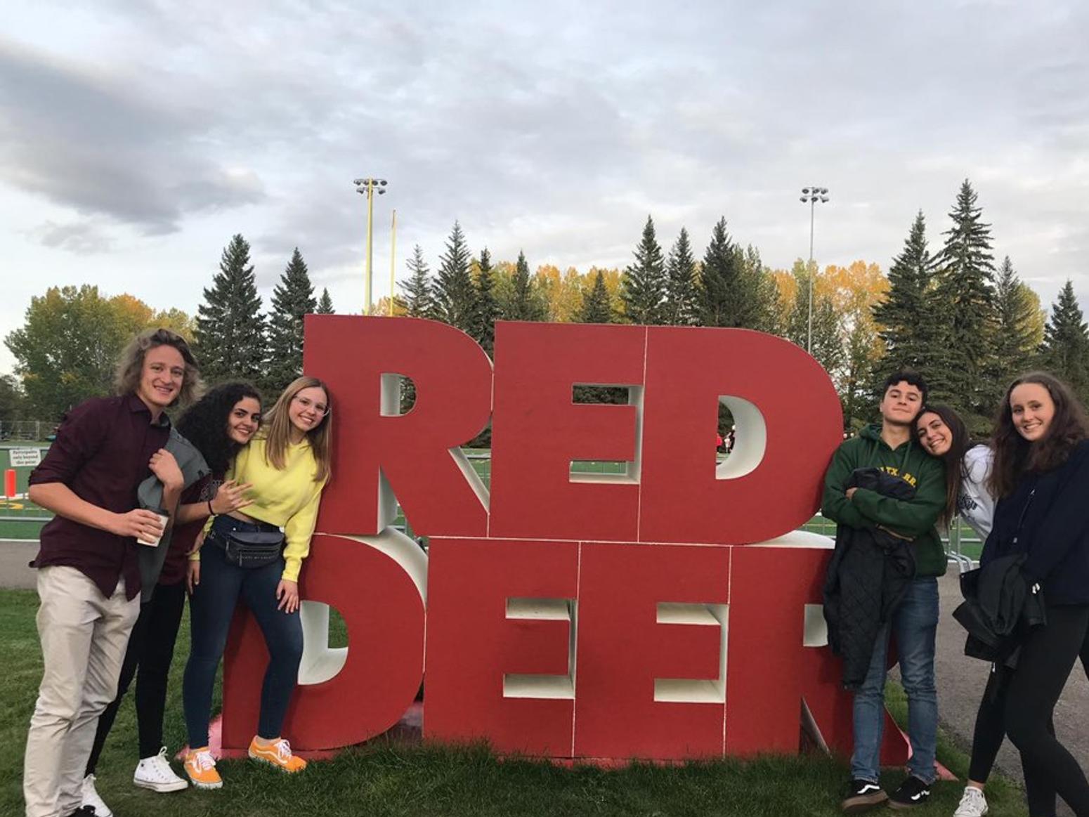 Schüler Schülerinnen vor Red Deer Schild Alberta Kanada