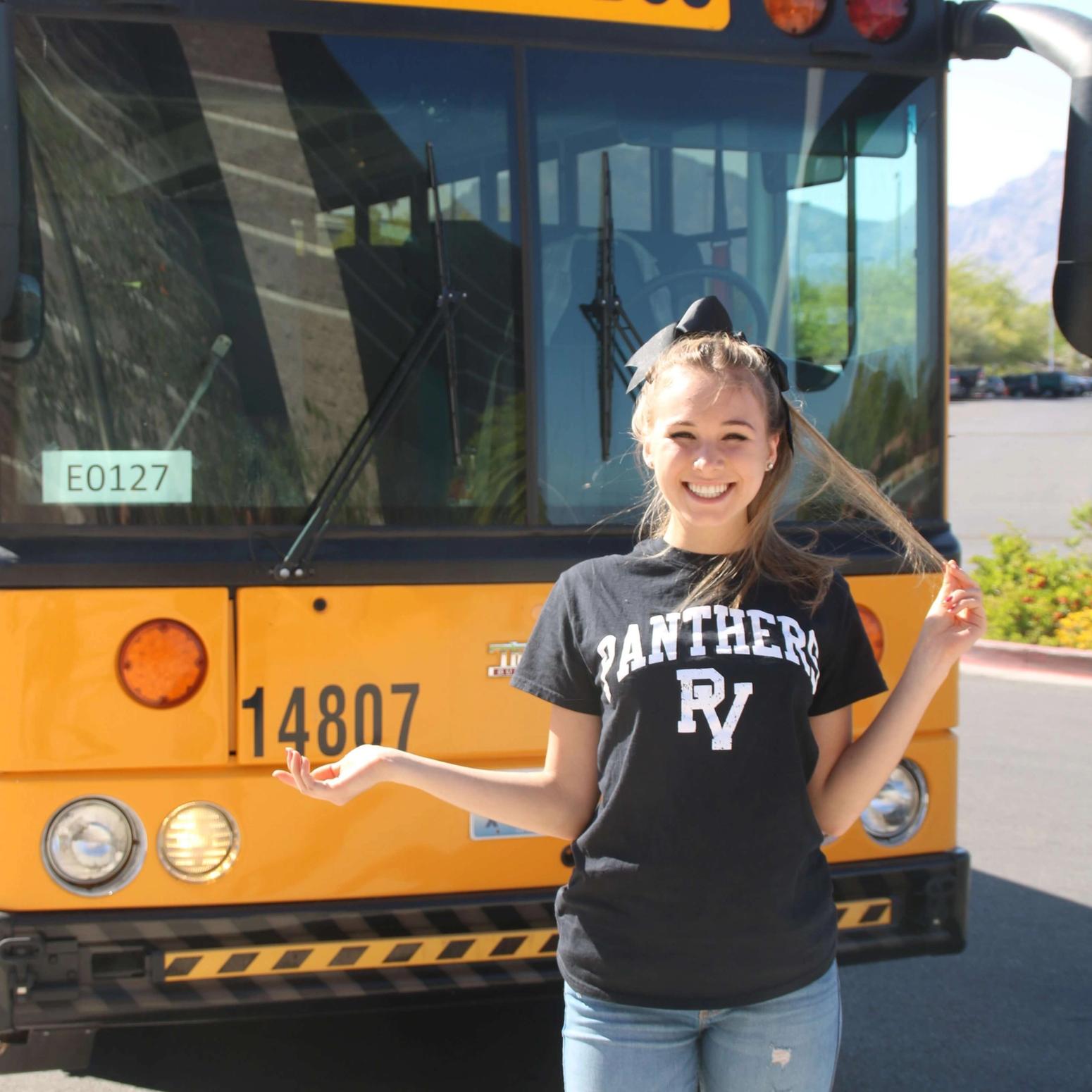 Anna-Valentina vor amerikanischem Schulbus