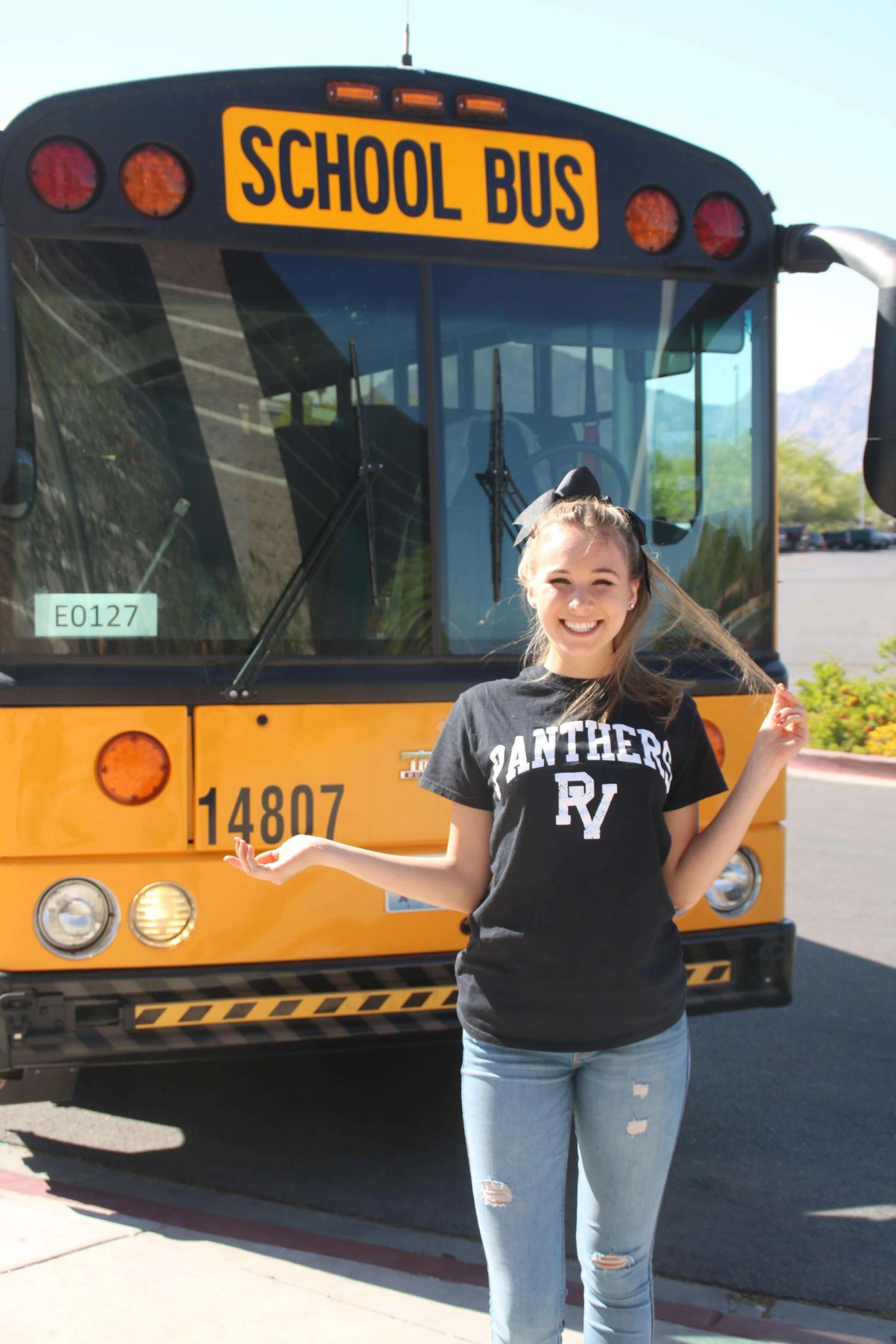 Anna-Valentina vor amerikanischem Schulbus