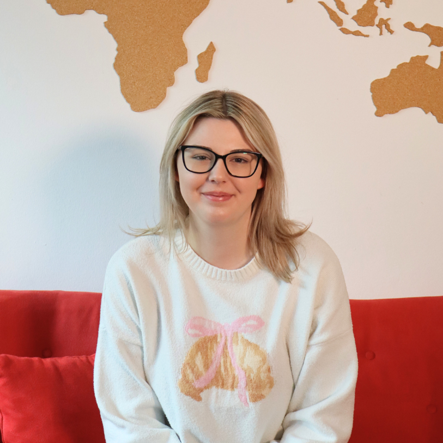 Eine Frau auf einem roten Sofa