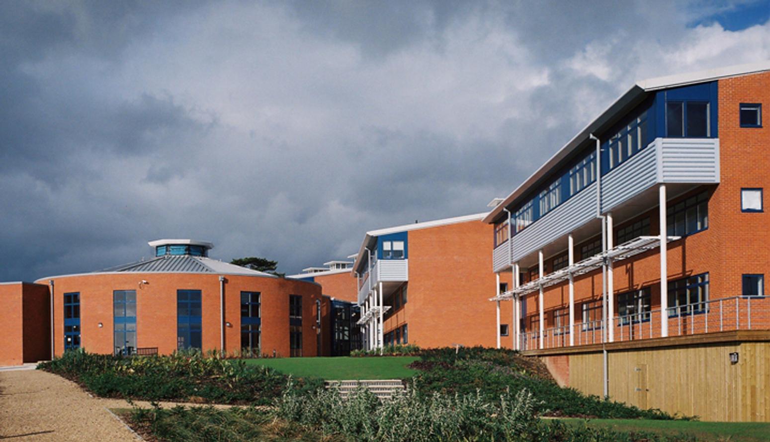 Bexhill College Außenansicht Schulgebäude