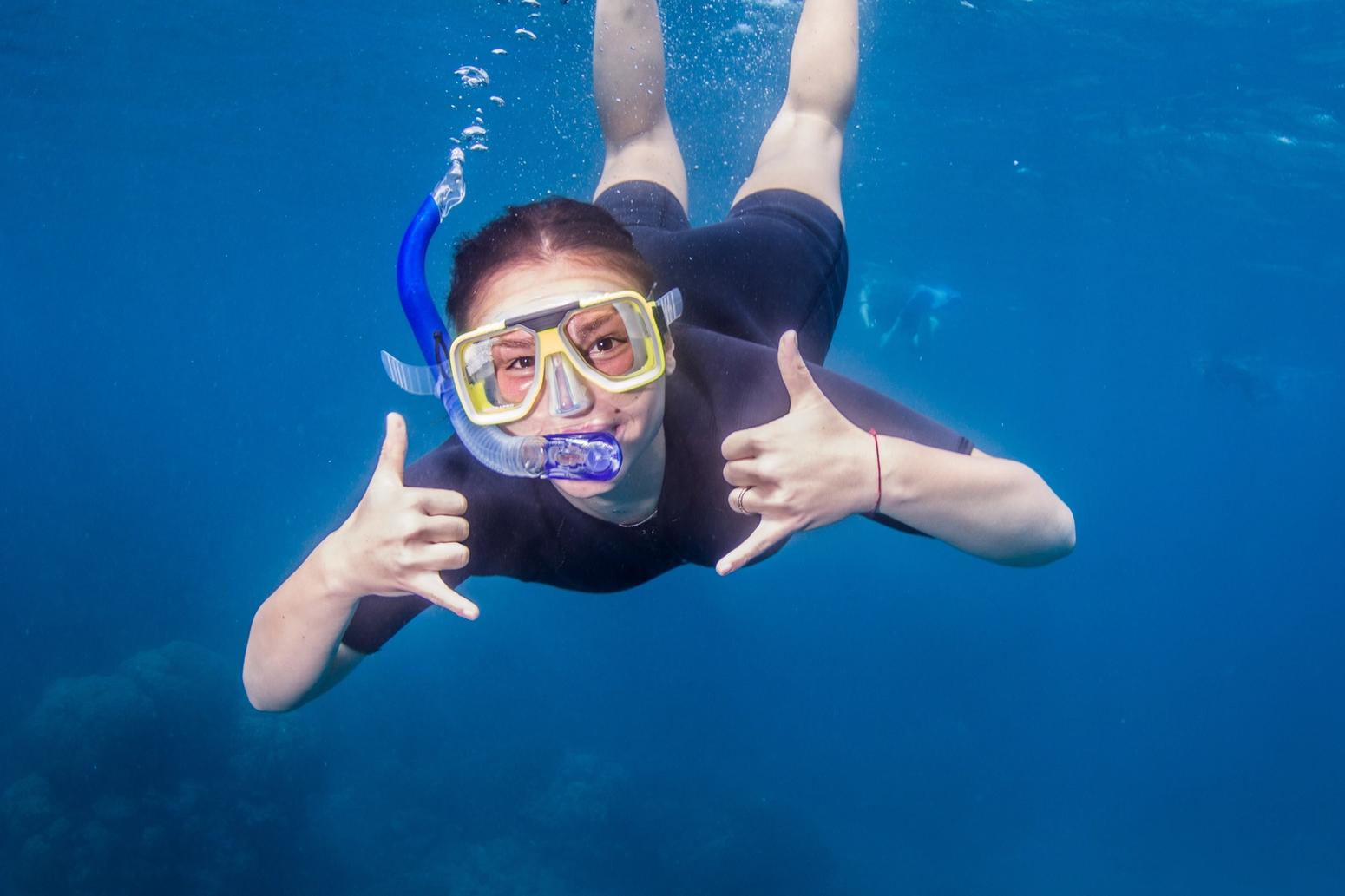 Junge Frau beim tauchen