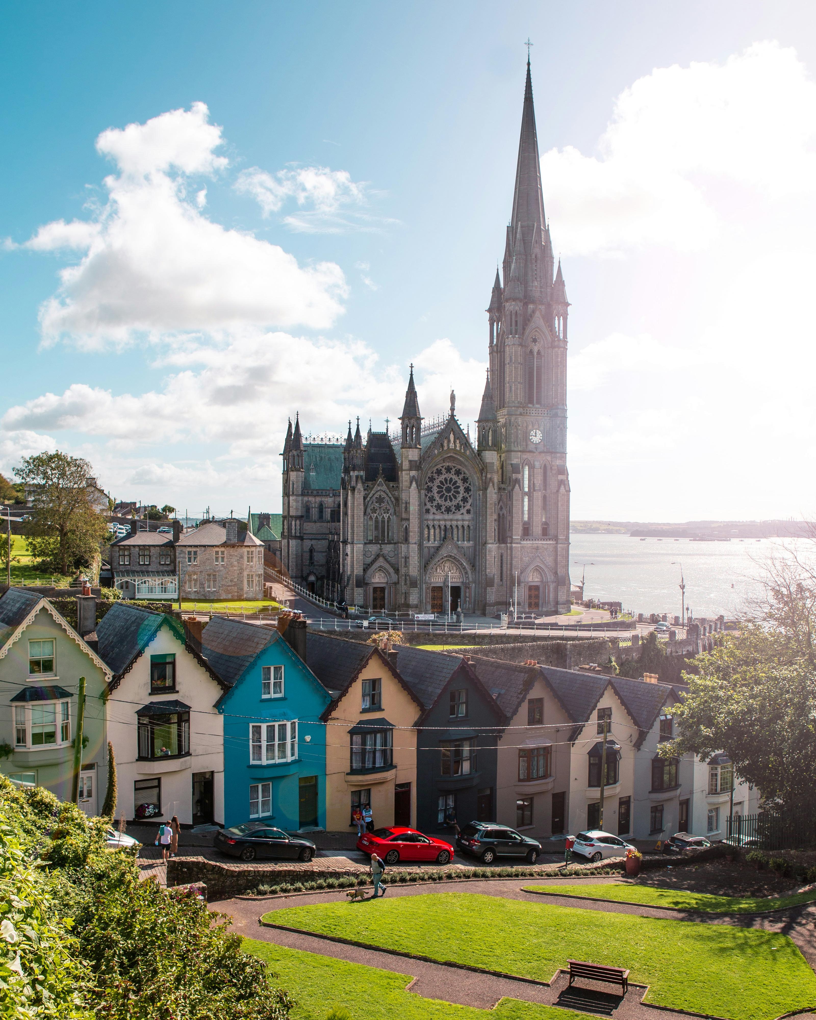 Ein Mädchen überblickt einen See in Irland
