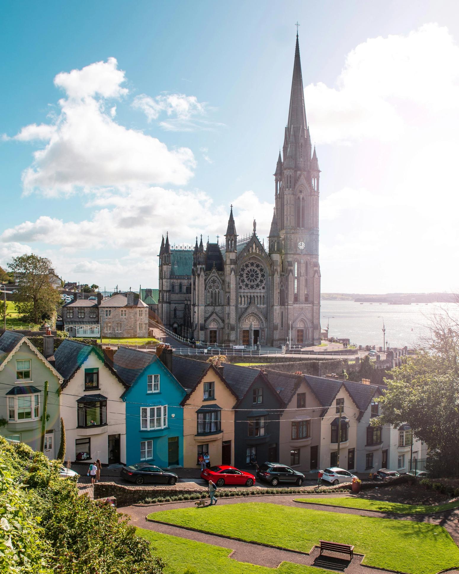 Ein Mädchen überblickt einen See in Irland